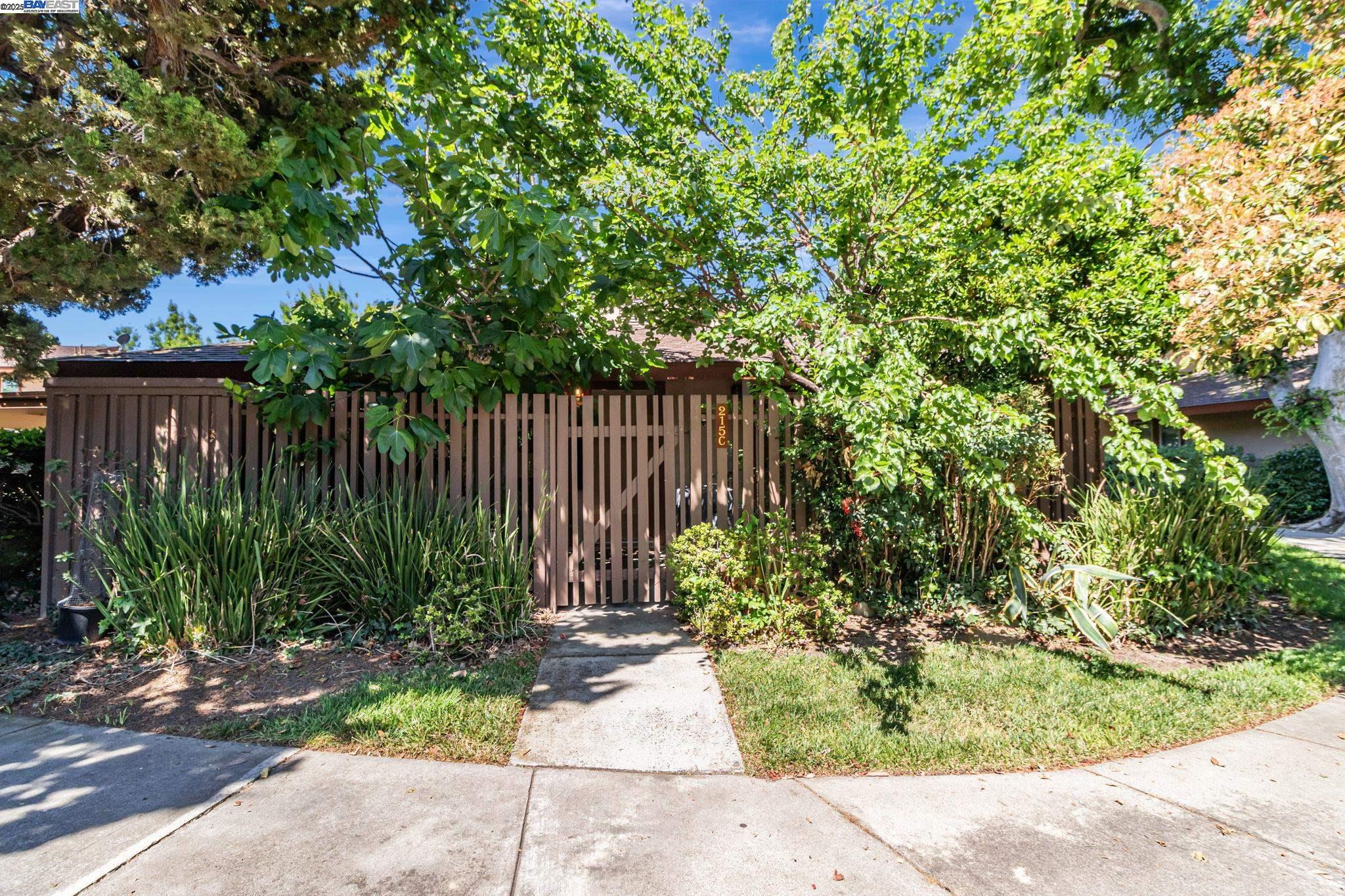 Detail Gallery Image 37 of 39 For 215 Red Oak Dr #C,  Sunnyvale,  CA 94086 - 2 Beds | 1 Baths
