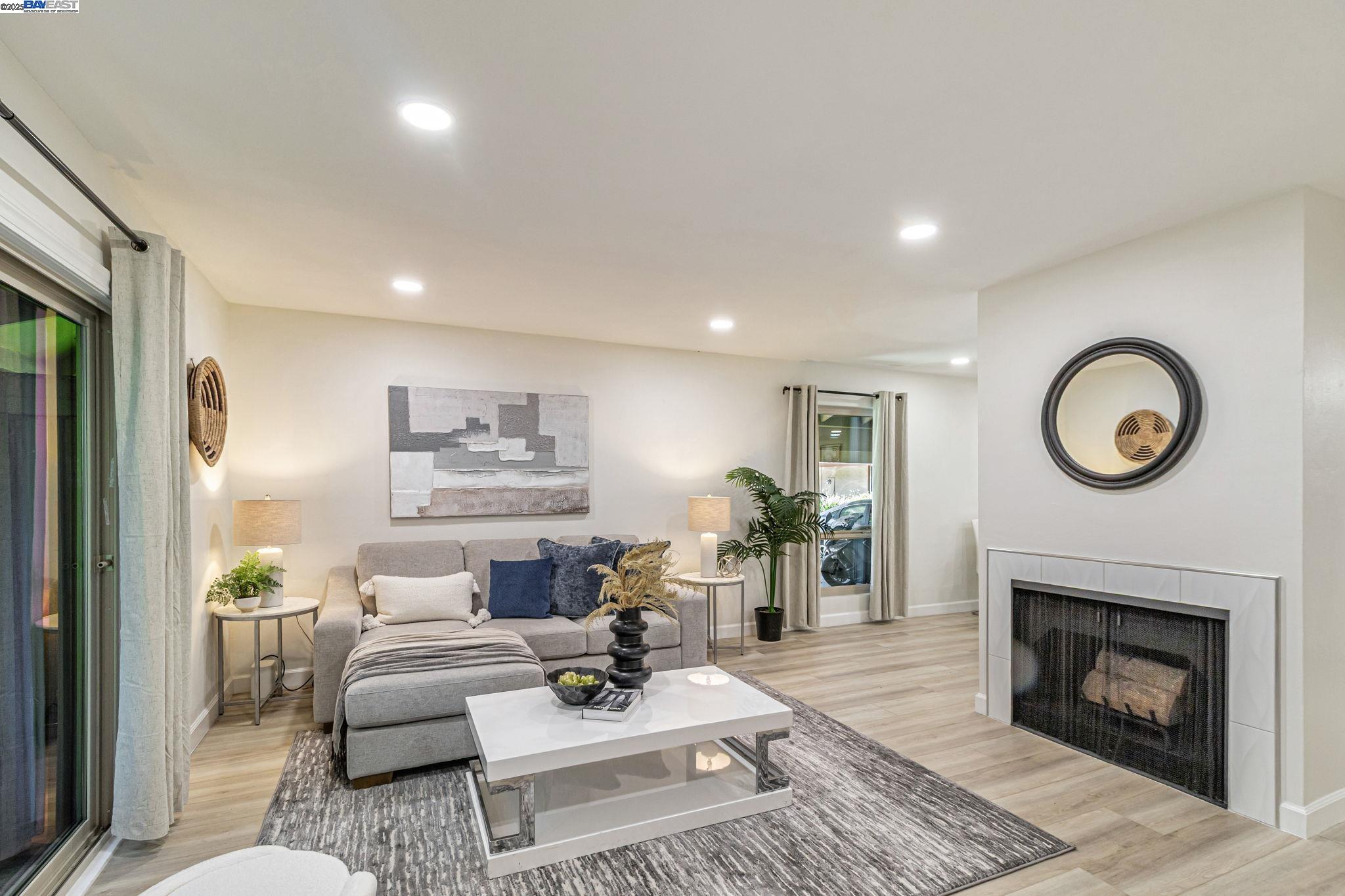 Detail Gallery Image 5 of 39 For 215 Red Oak Dr #C,  Sunnyvale,  CA 94086 - 2 Beds | 1 Baths