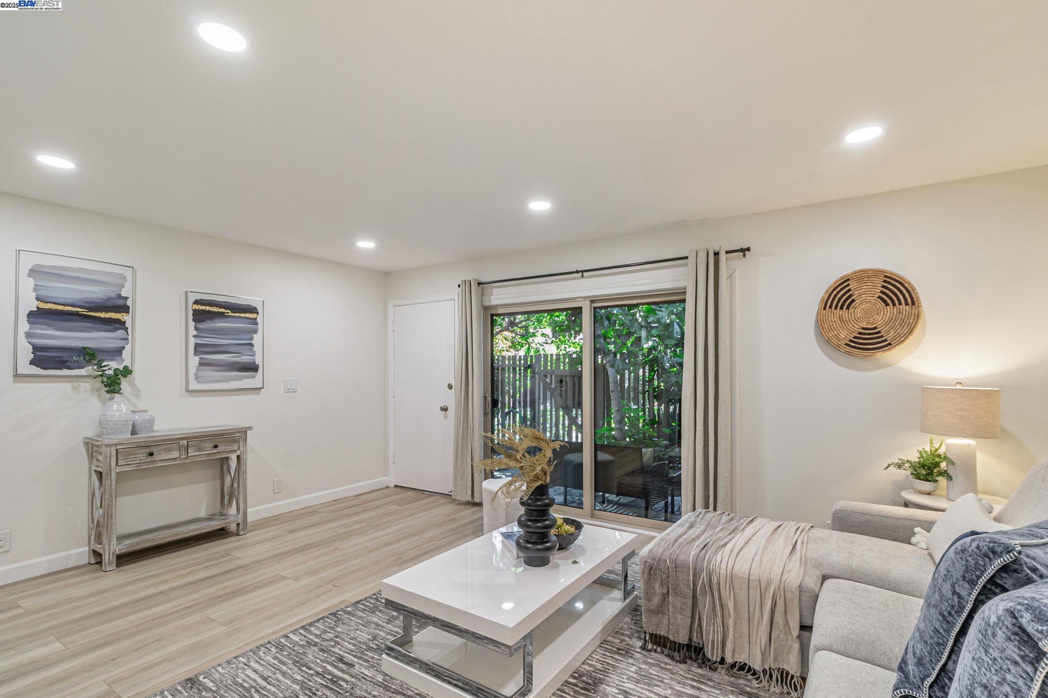 Detail Gallery Image 6 of 39 For 215 Red Oak Dr #C,  Sunnyvale,  CA 94086 - 2 Beds | 1 Baths