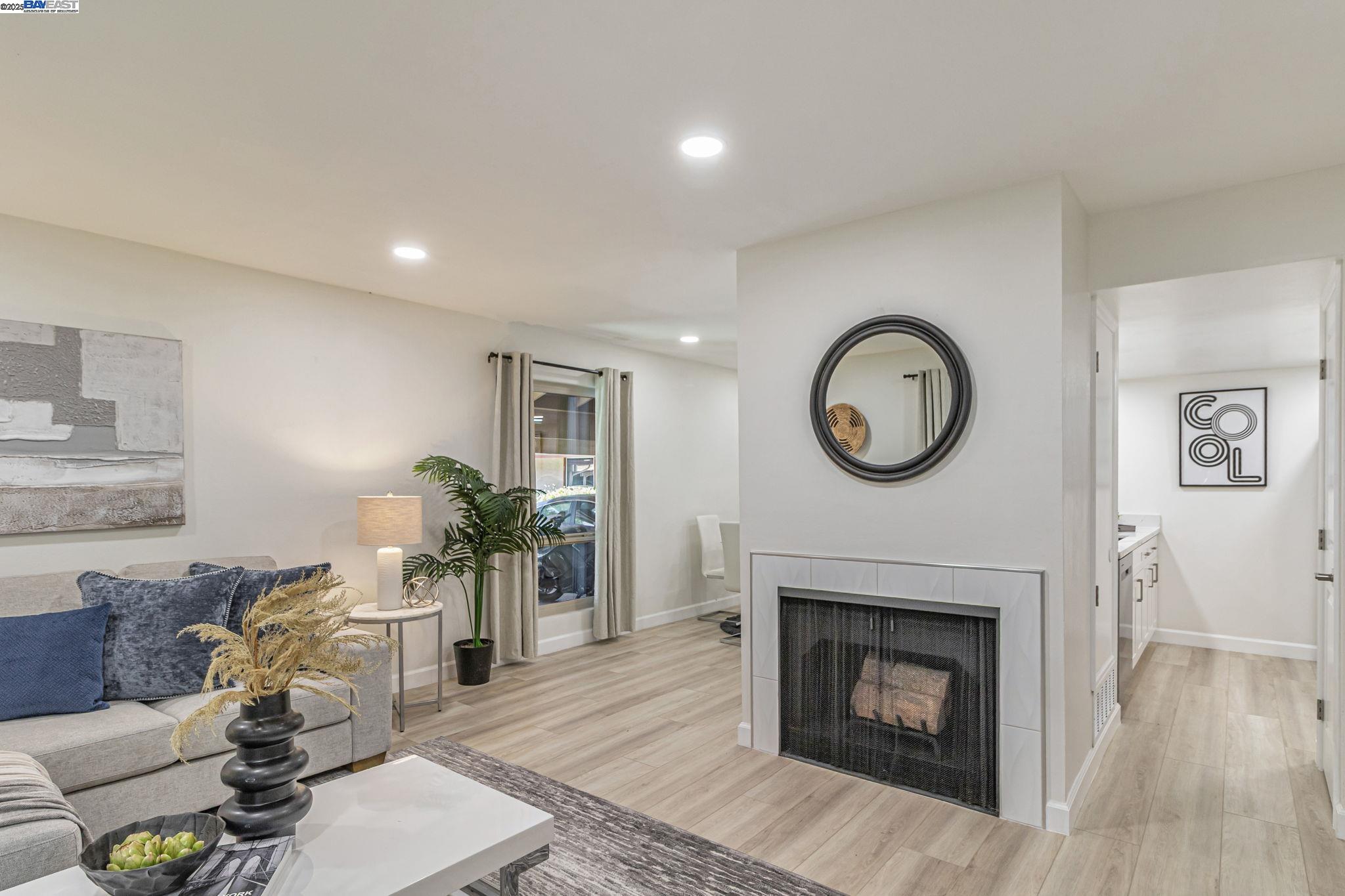 Detail Gallery Image 8 of 39 For 215 Red Oak Dr #C,  Sunnyvale,  CA 94086 - 2 Beds | 1 Baths