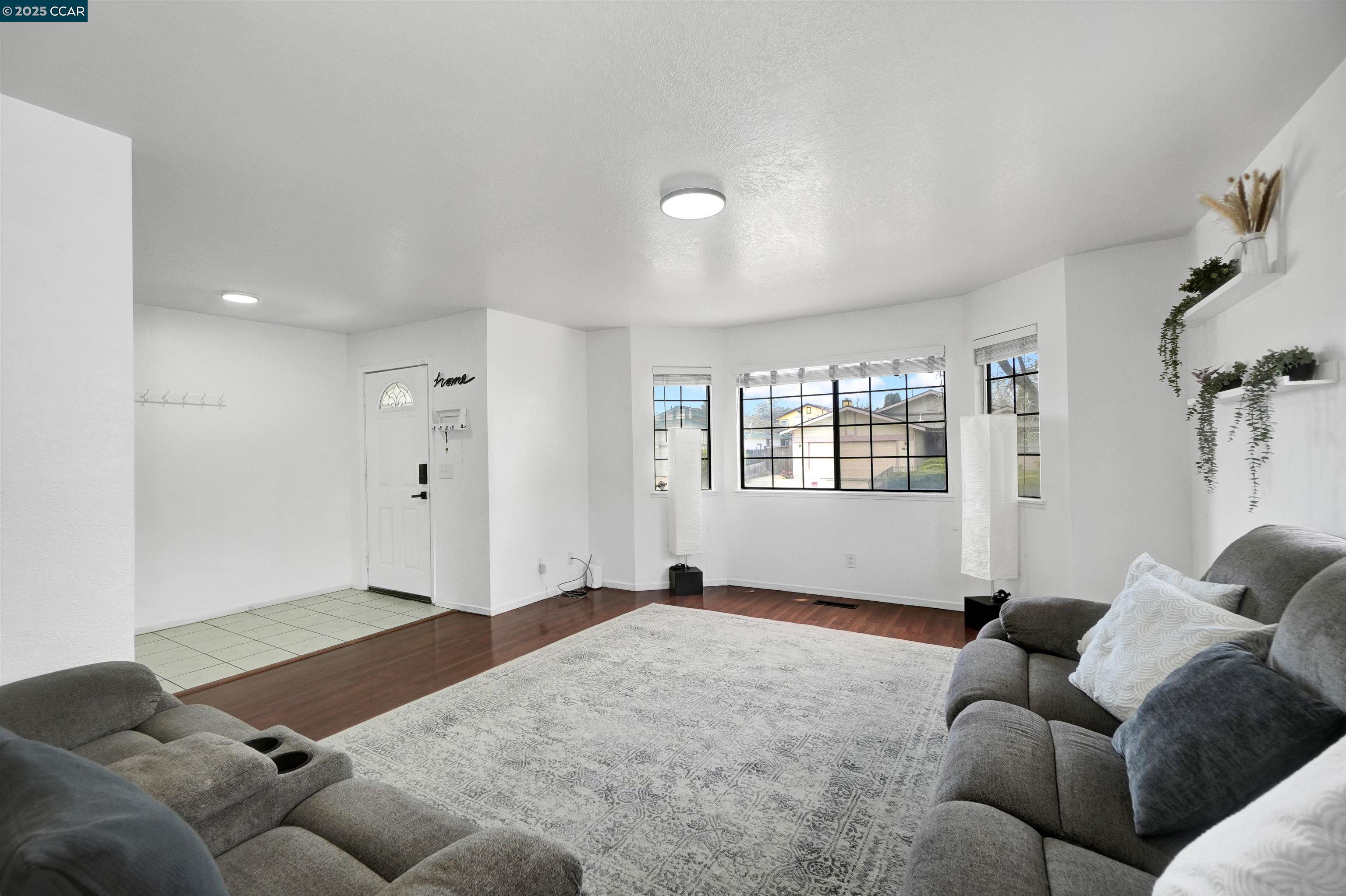 Detail Gallery Image 9 of 48 For 185 Woodridge Cir, Vacaville,  CA 95687 - 4 Beds | 2/1 Baths