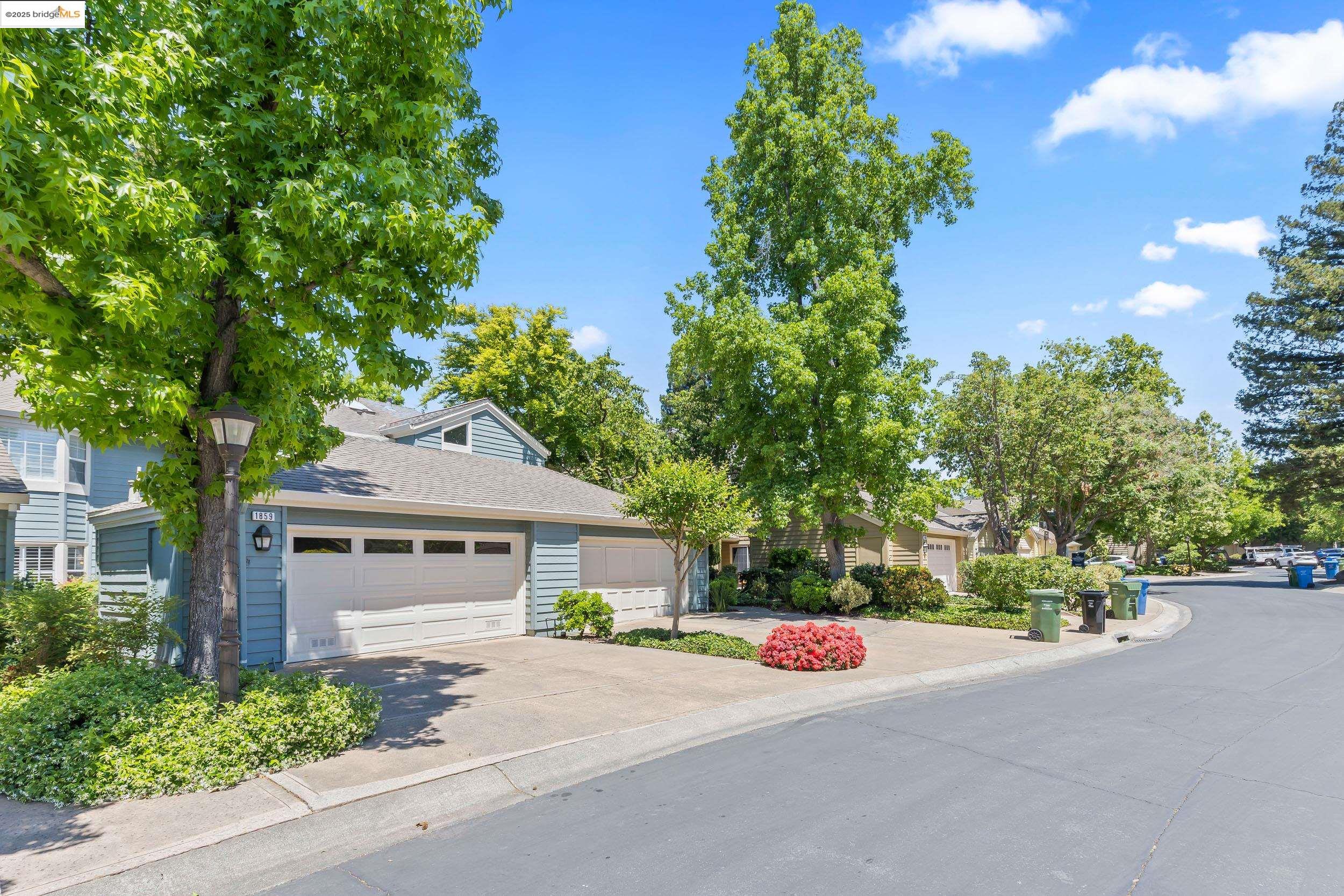 Detail Gallery Image 1 of 38 For 1859 Stratton Cir, Walnut Creek,  CA 94598 - 3 Beds | 3 Baths