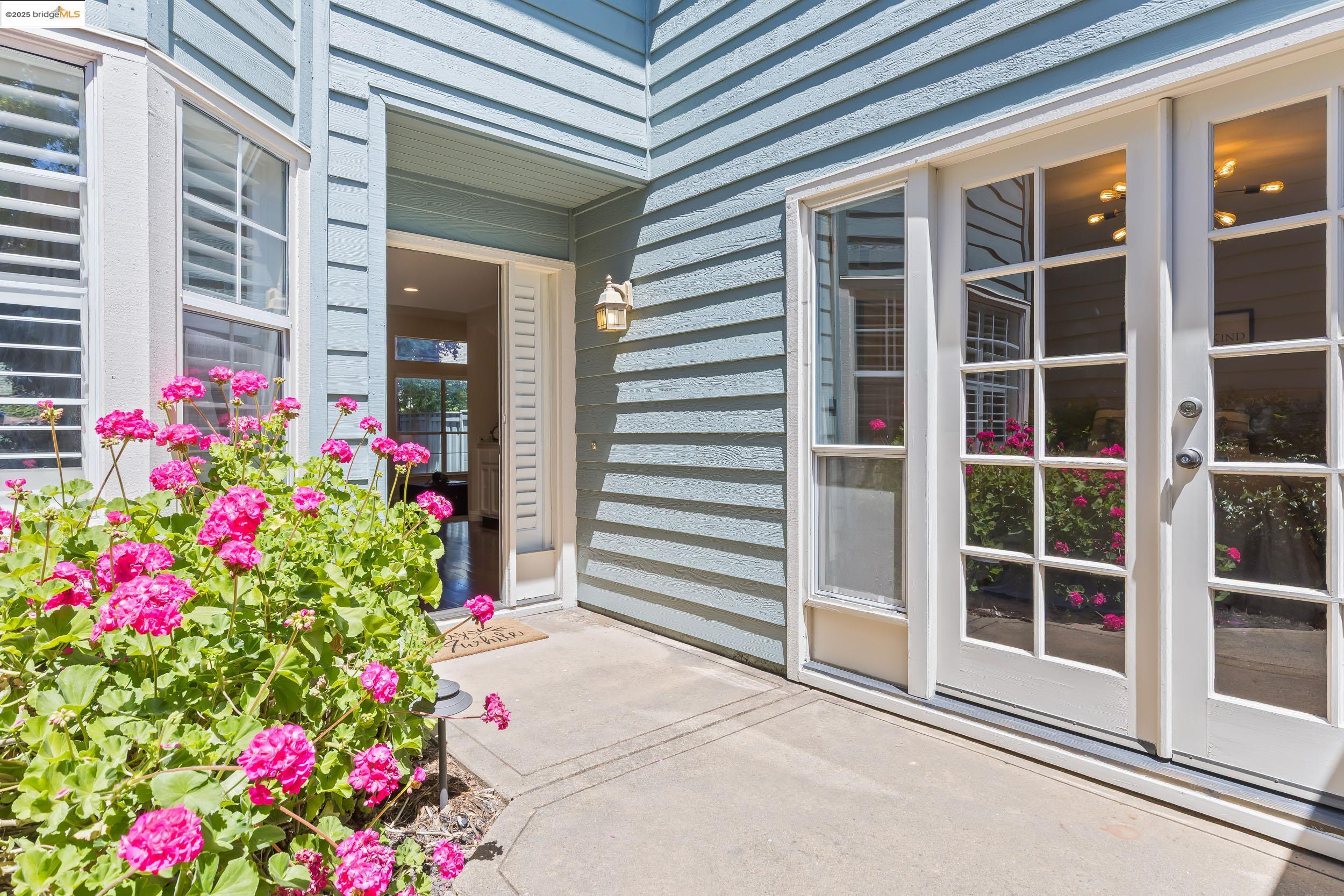 Detail Gallery Image 4 of 38 For 1859 Stratton Cir, Walnut Creek,  CA 94598 - 3 Beds | 3 Baths