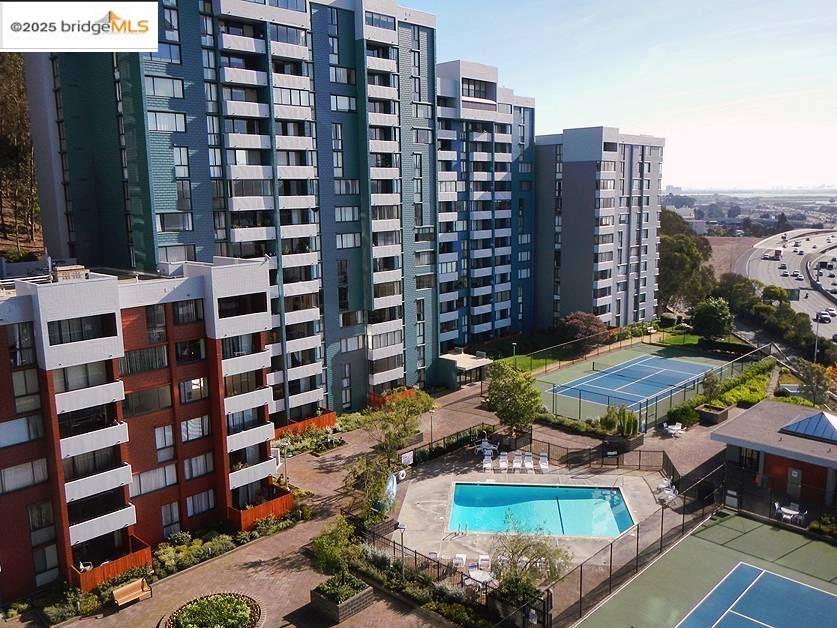 Detail Gallery Image 1 of 11 For 555 Pierce St #104,  Albany,  CA 94706 - 1 Beds | 1 Baths