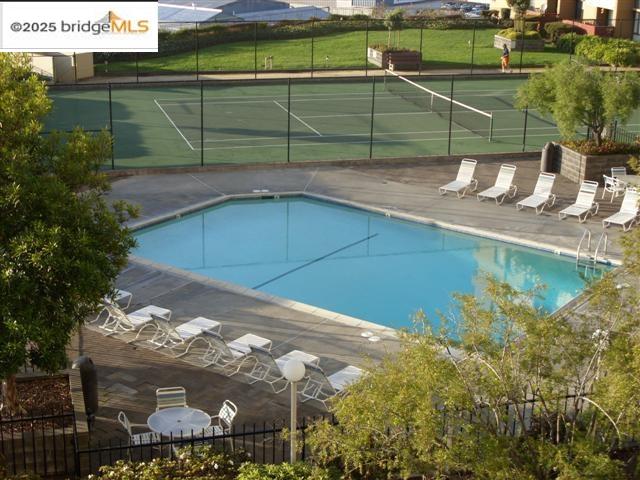 Detail Gallery Image 2 of 11 For 555 Pierce St #104,  Albany,  CA 94706 - 1 Beds | 1 Baths