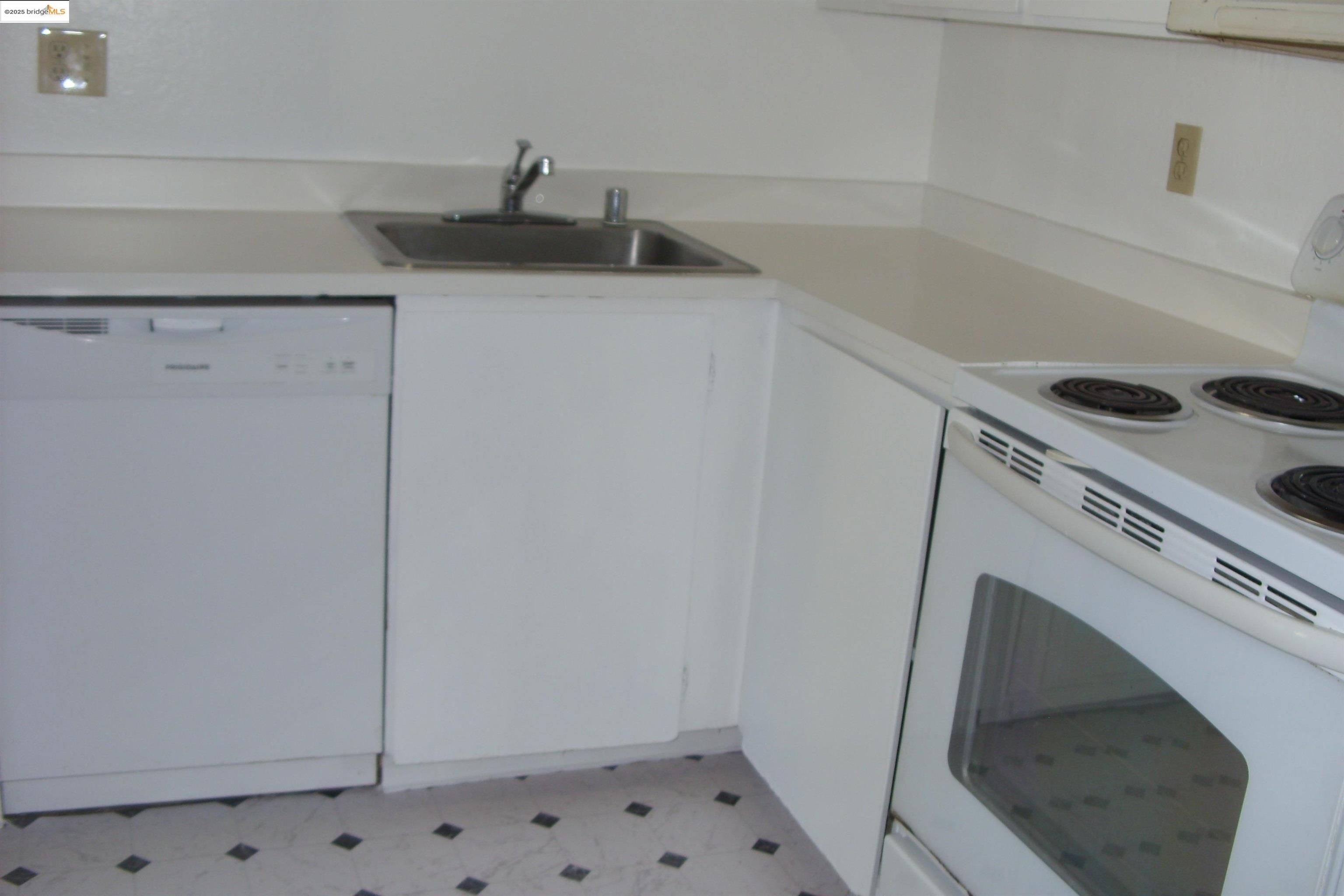 Detail Gallery Image 7 of 11 For 555 Pierce St #104,  Albany,  CA 94706 - 1 Beds | 1 Baths