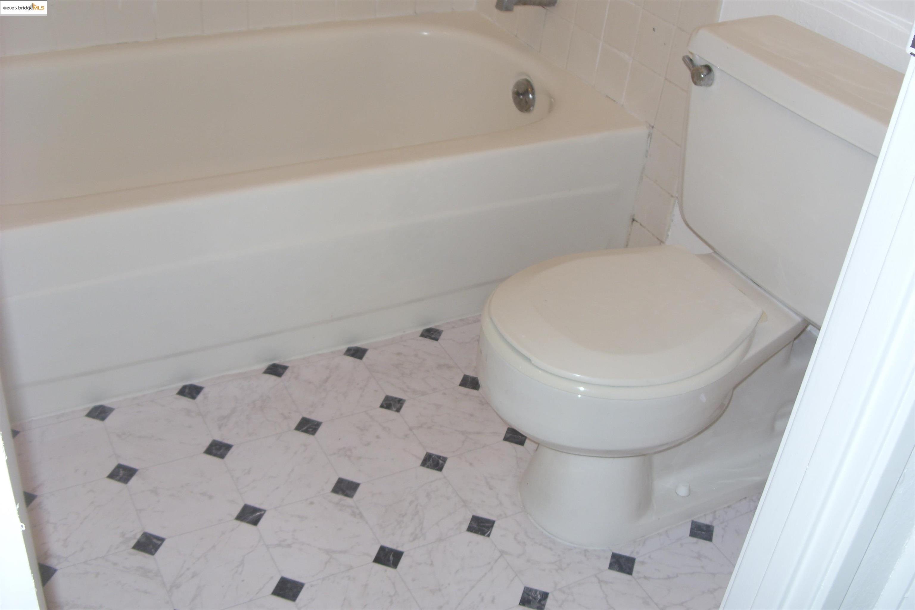 Detail Gallery Image 9 of 11 For 555 Pierce St #104,  Albany,  CA 94706 - 1 Beds | 1 Baths
