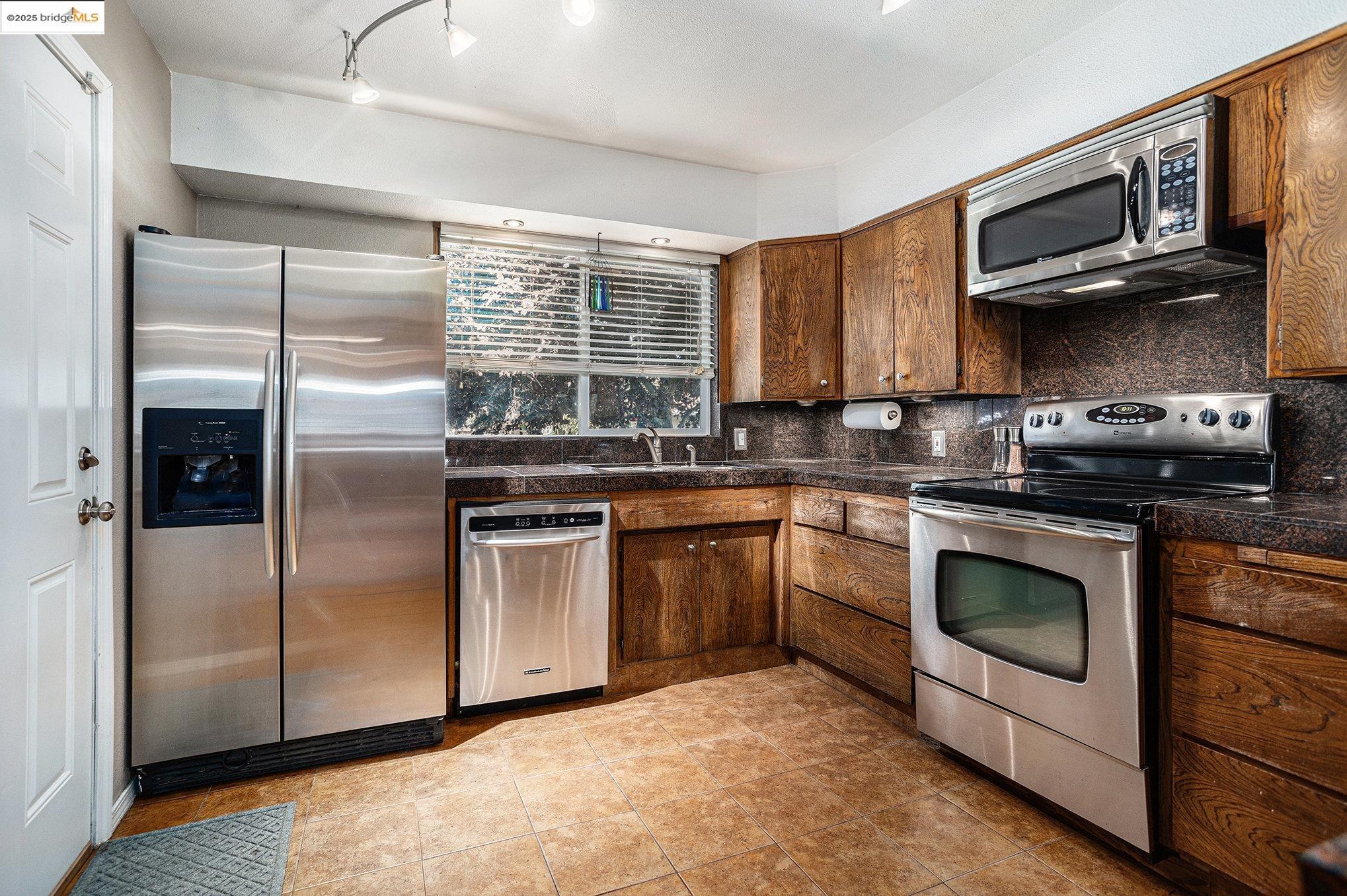 Detail Gallery Image 11 of 29 For 1212 C St, Antioch,  CA 94509 - 4 Beds | 2 Baths
