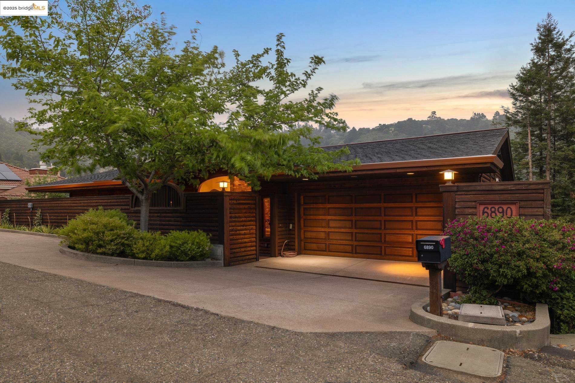Detail Gallery Image 1 of 60 For 6890 Charing Cross Road, Berkeley,  CA 94705 - 3 Beds | 2/1 Baths