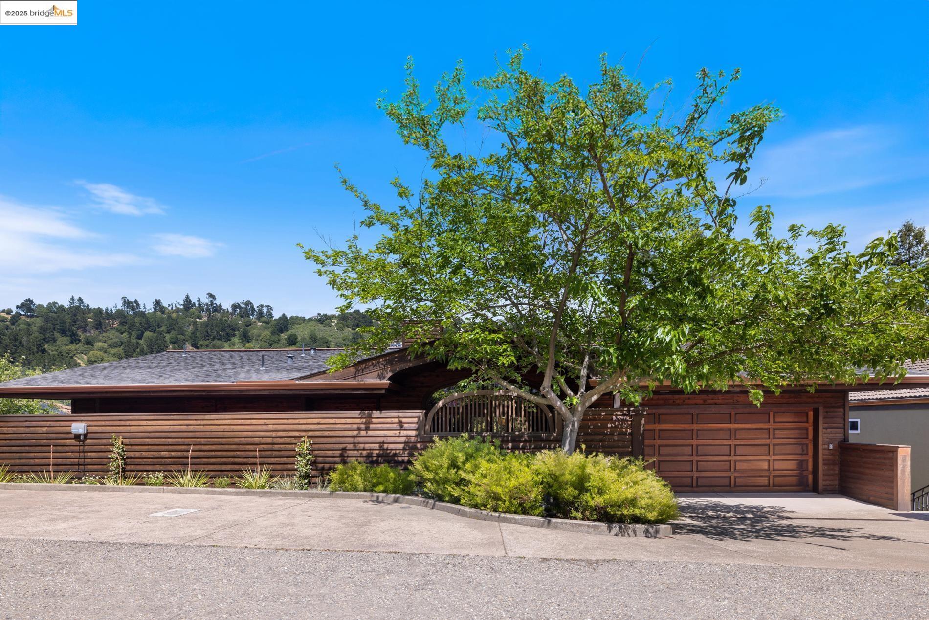 Detail Gallery Image 2 of 60 For 6890 Charing Cross Road, Berkeley,  CA 94705 - 3 Beds | 2/1 Baths