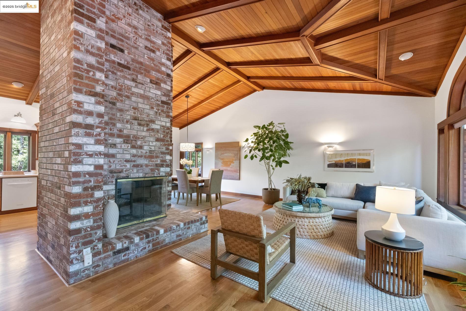 Detail Gallery Image 11 of 60 For 6890 Charing Cross Road, Berkeley,  CA 94705 - 3 Beds | 2/1 Baths