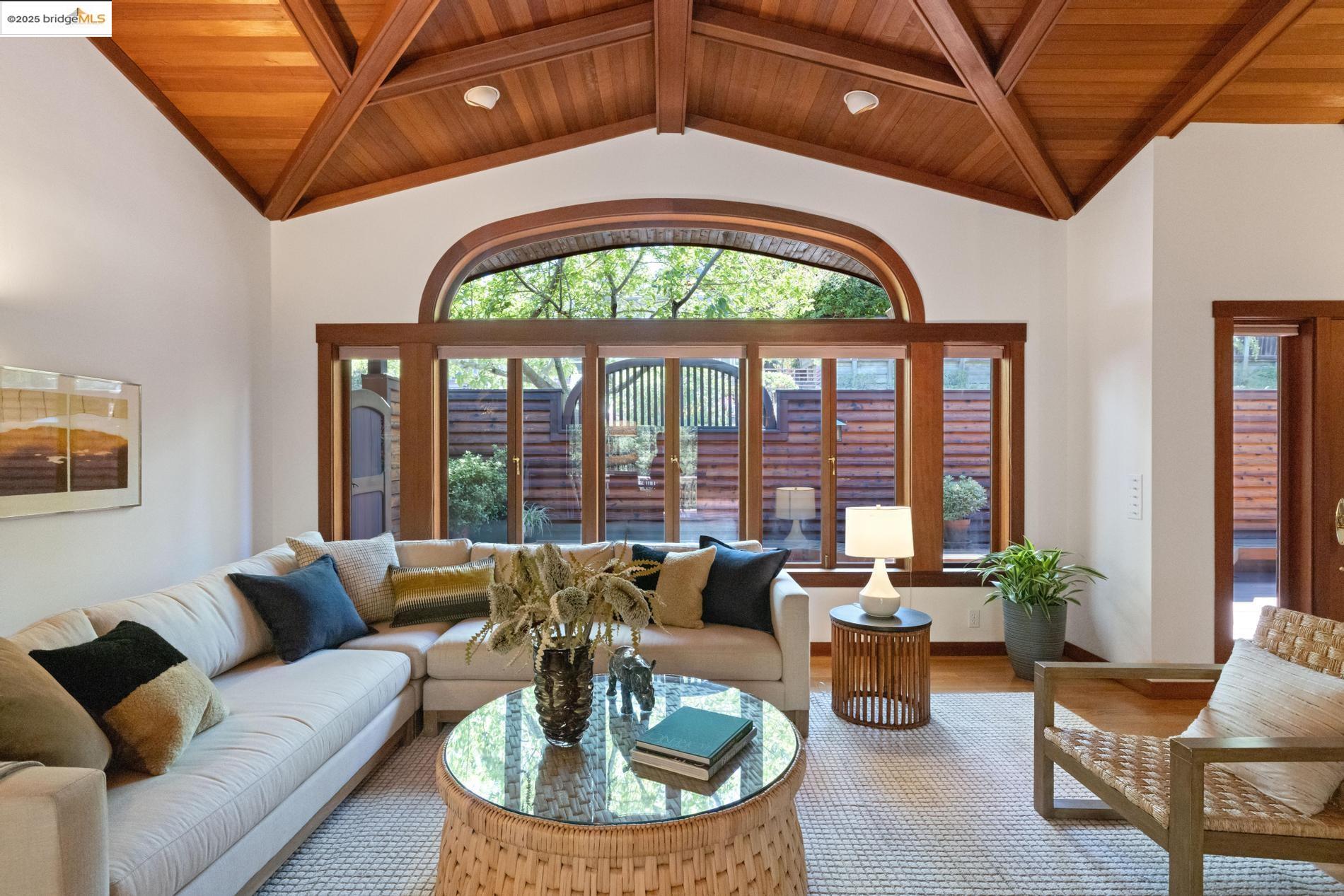 Detail Gallery Image 12 of 60 For 6890 Charing Cross Road, Berkeley,  CA 94705 - 3 Beds | 2/1 Baths