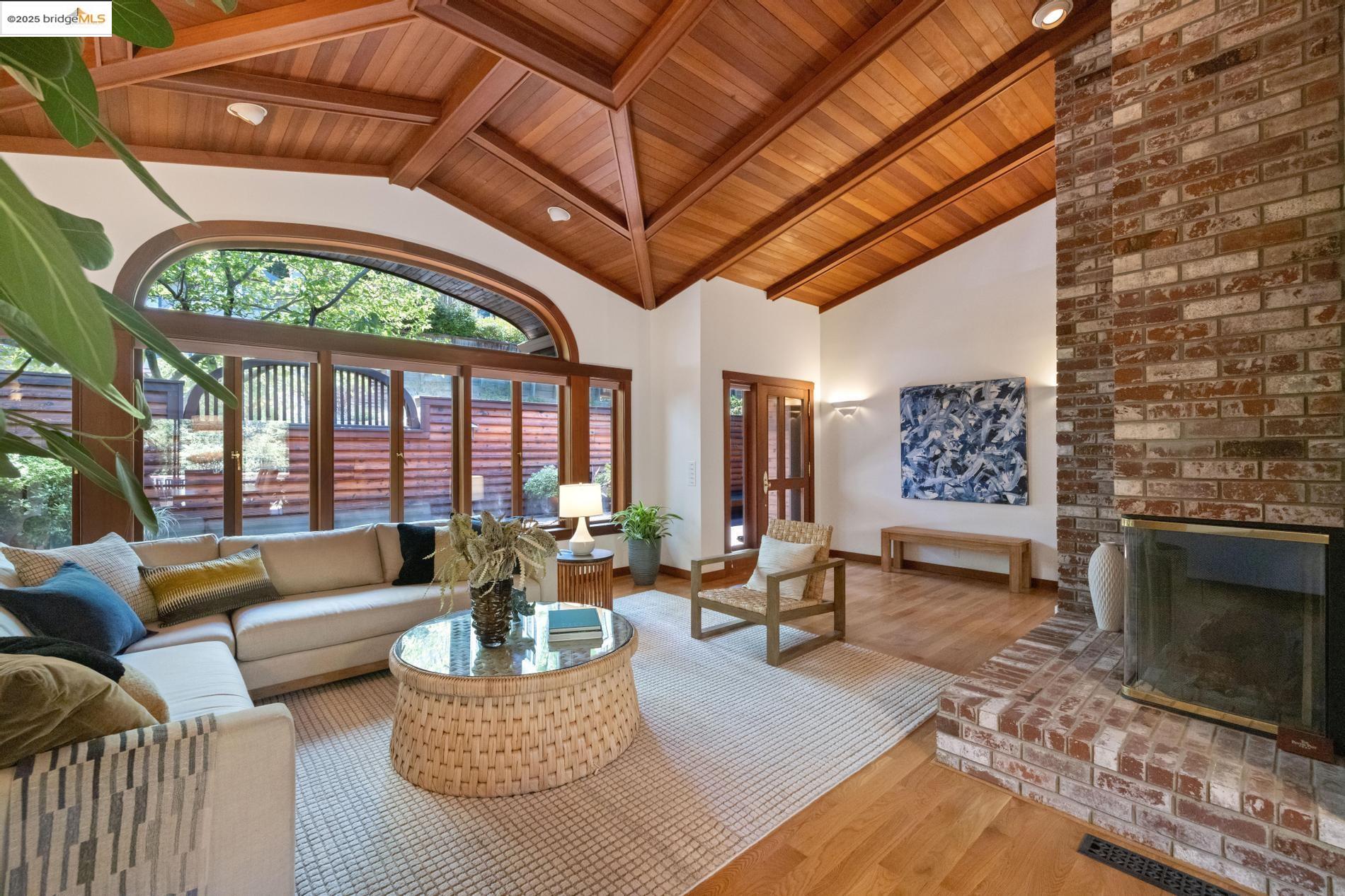 Detail Gallery Image 13 of 60 For 6890 Charing Cross Road, Berkeley,  CA 94705 - 3 Beds | 2/1 Baths