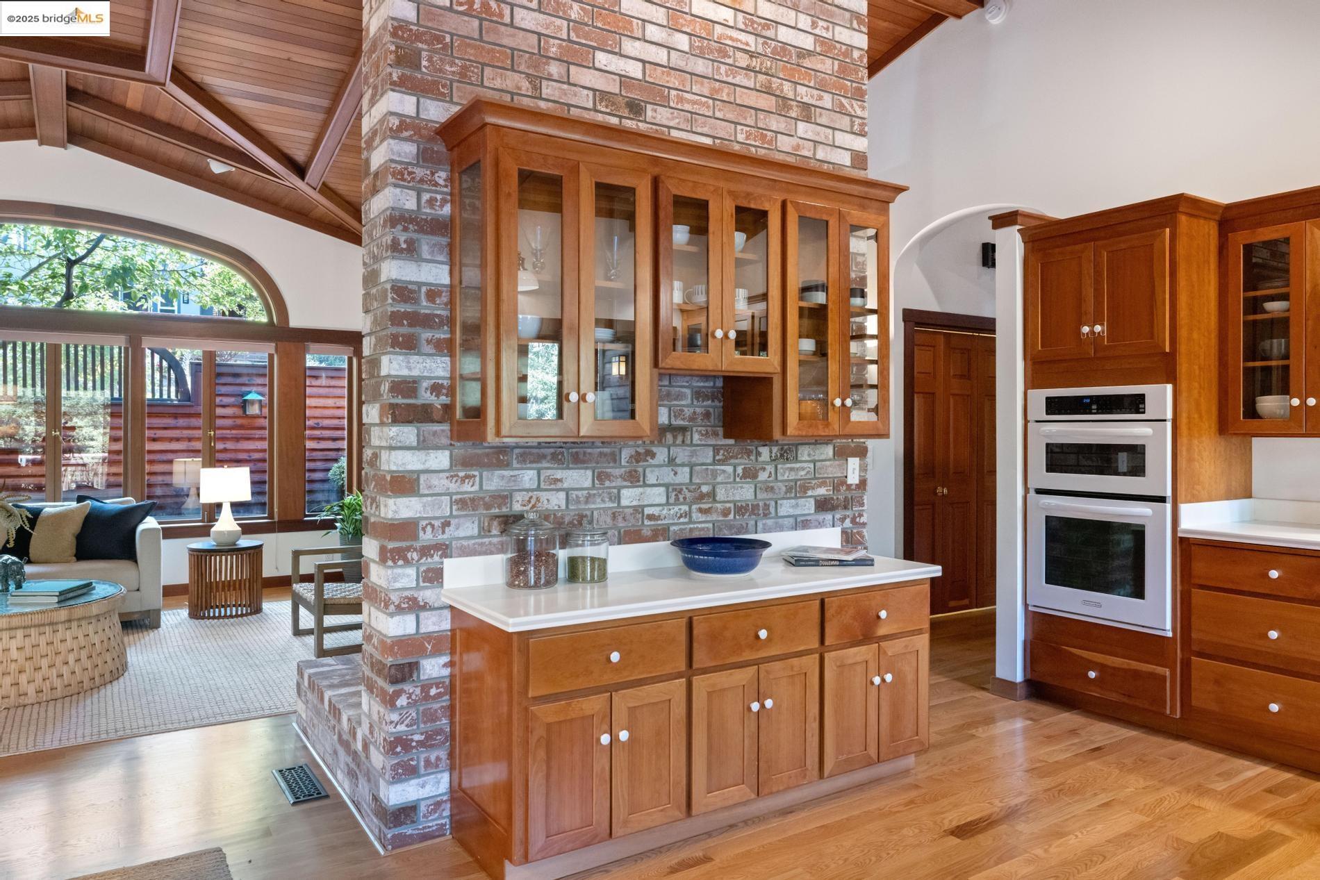 Detail Gallery Image 16 of 60 For 6890 Charing Cross Road, Berkeley,  CA 94705 - 3 Beds | 2/1 Baths