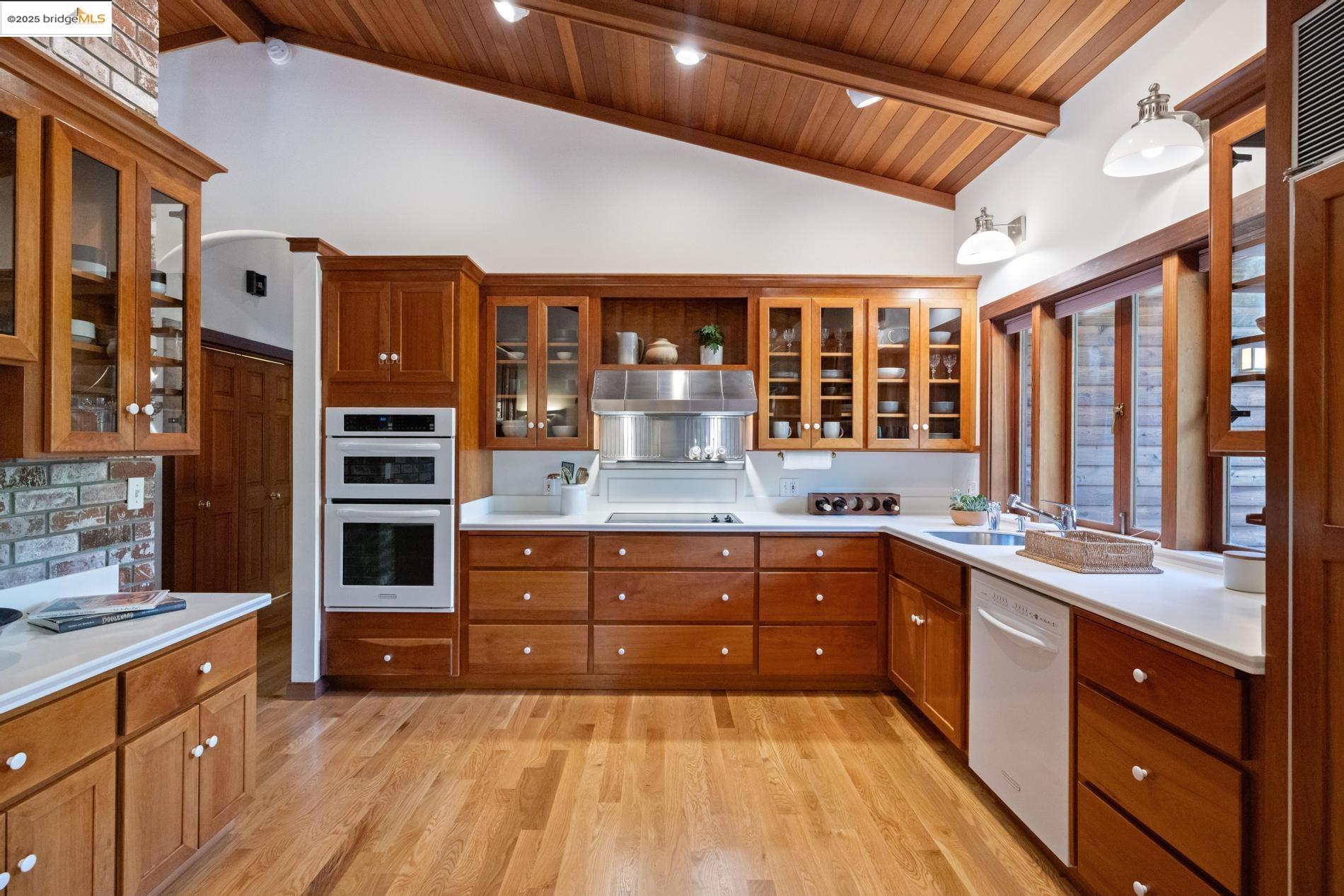 Detail Gallery Image 17 of 60 For 6890 Charing Cross Road, Berkeley,  CA 94705 - 3 Beds | 2/1 Baths