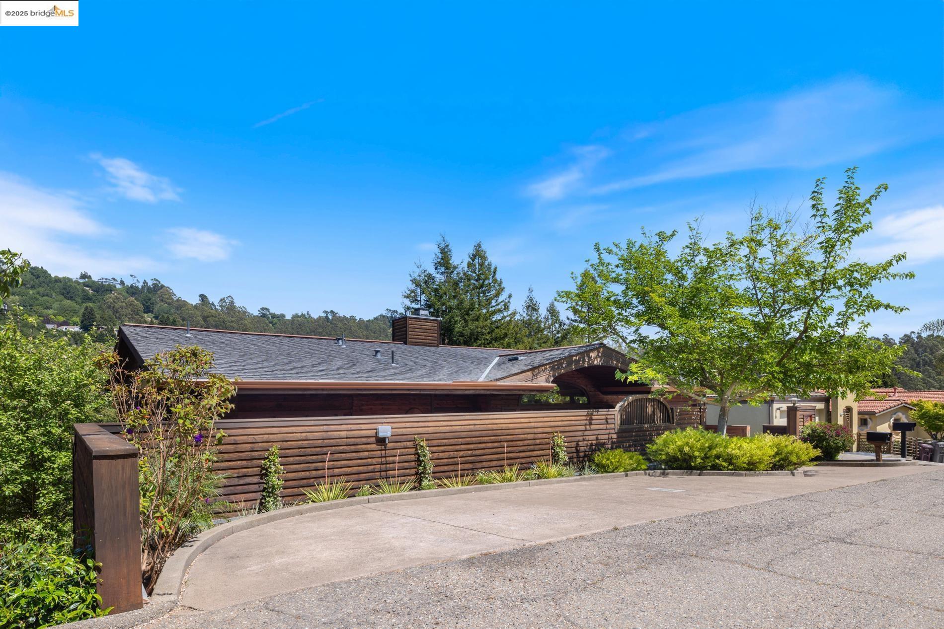 Detail Gallery Image 3 of 60 For 6890 Charing Cross Road, Berkeley,  CA 94705 - 3 Beds | 2/1 Baths