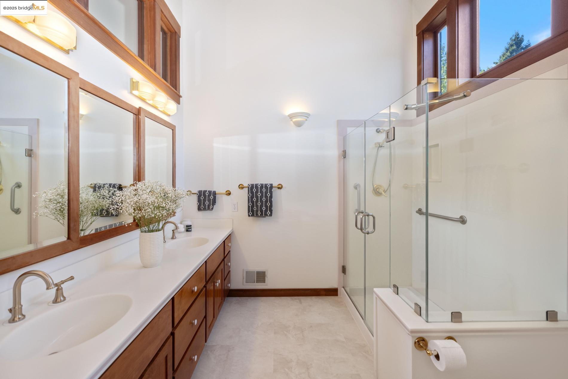 Detail Gallery Image 29 of 60 For 6890 Charing Cross Road, Berkeley,  CA 94705 - 3 Beds | 2/1 Baths