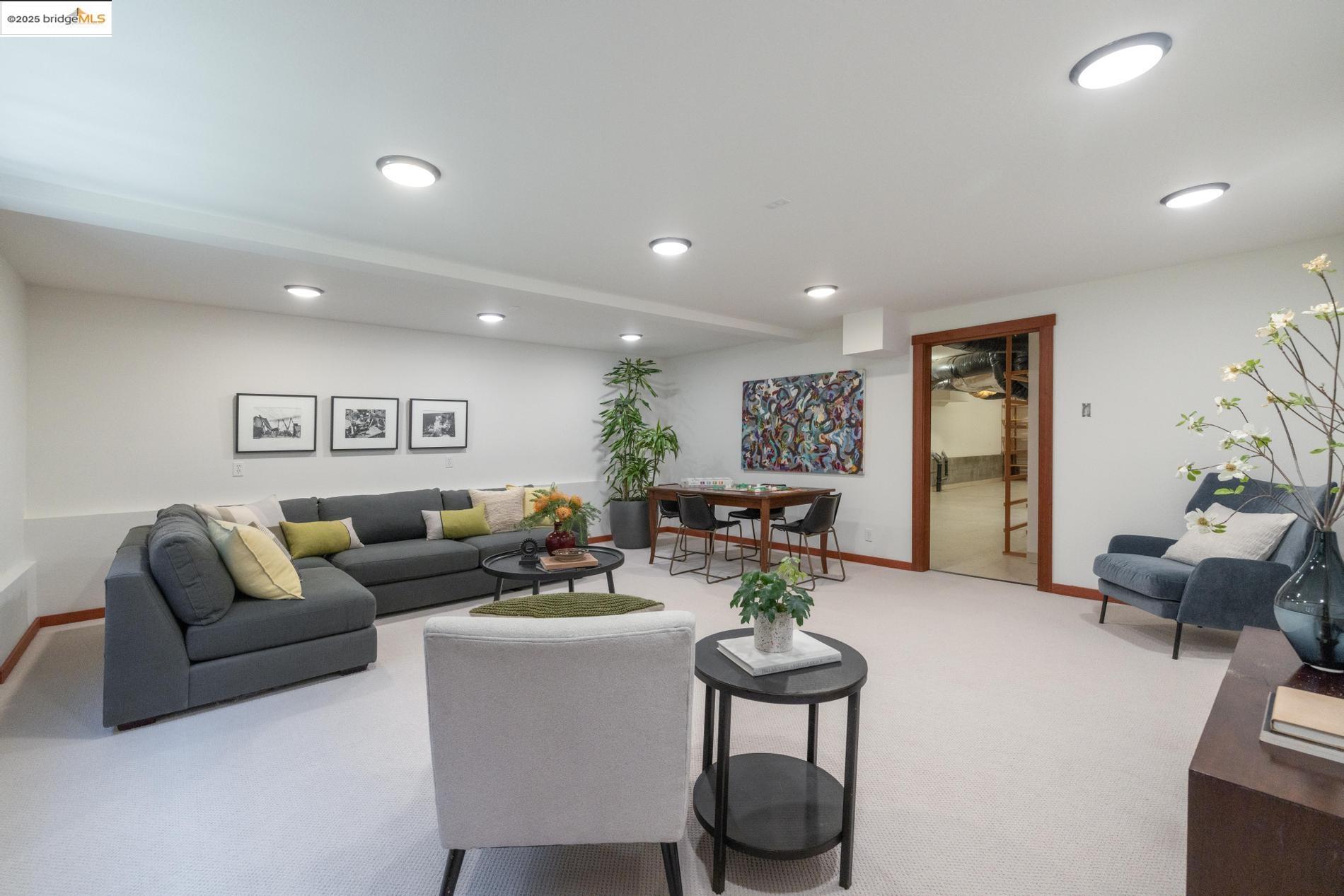 Detail Gallery Image 38 of 60 For 6890 Charing Cross Road, Berkeley,  CA 94705 - 3 Beds | 2/1 Baths