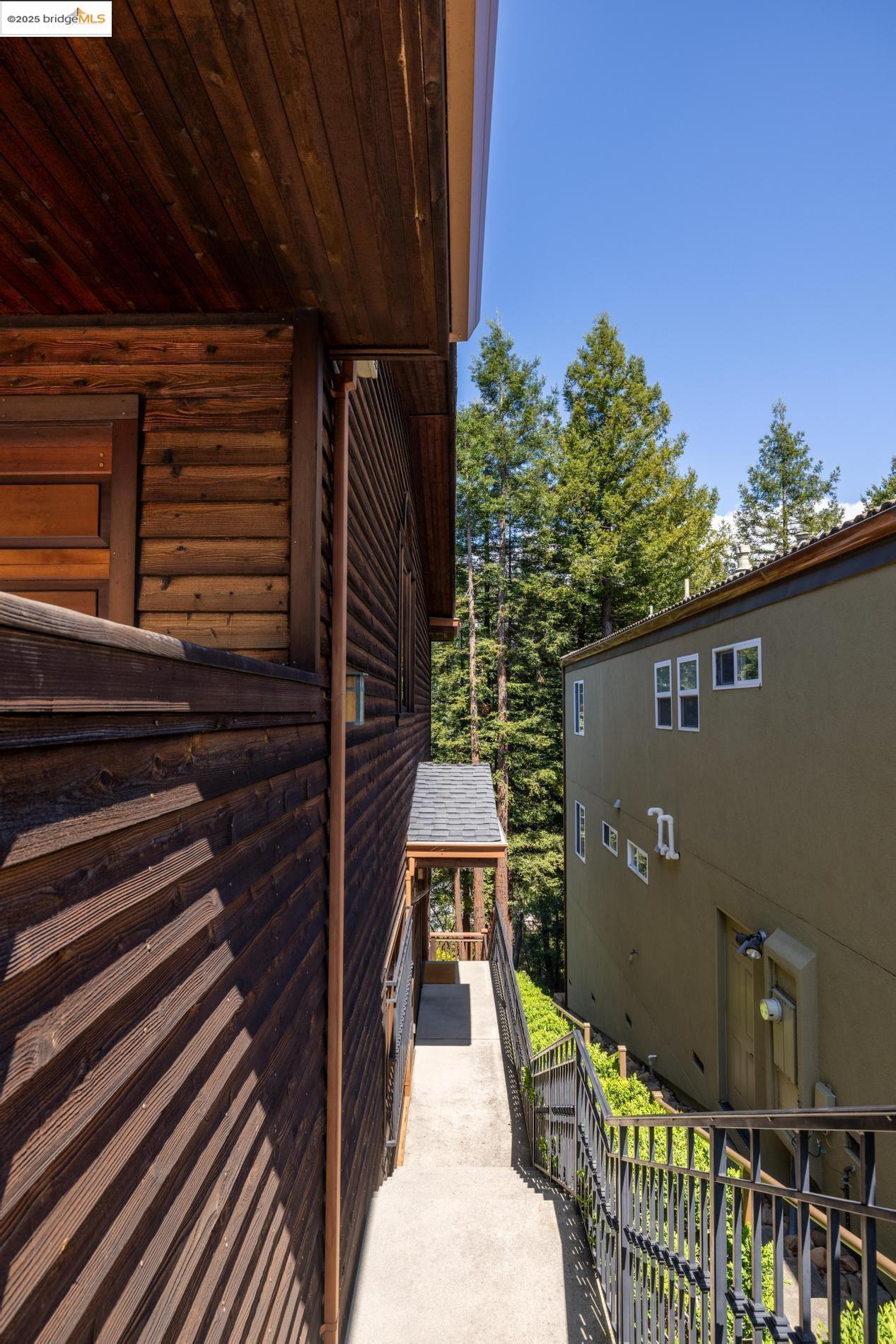 Detail Gallery Image 5 of 60 For 6890 Charing Cross Road, Berkeley,  CA 94705 - 3 Beds | 2/1 Baths