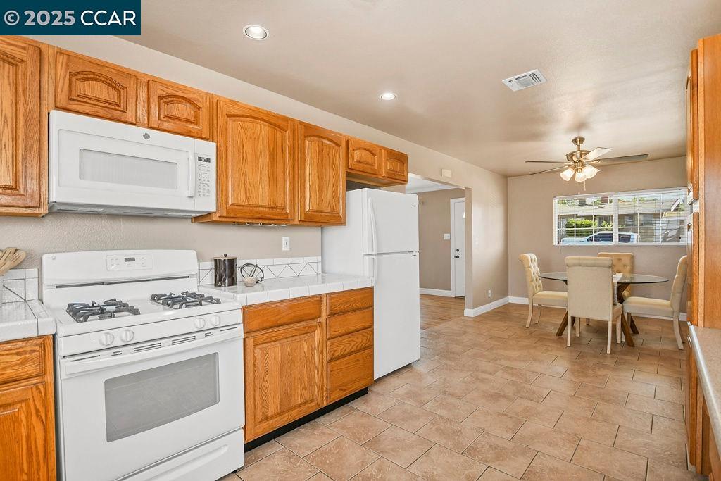 Detail Gallery Image 10 of 27 For 417 Lynn Ave, Antioch,  CA 94509 - 3 Beds | 2 Baths