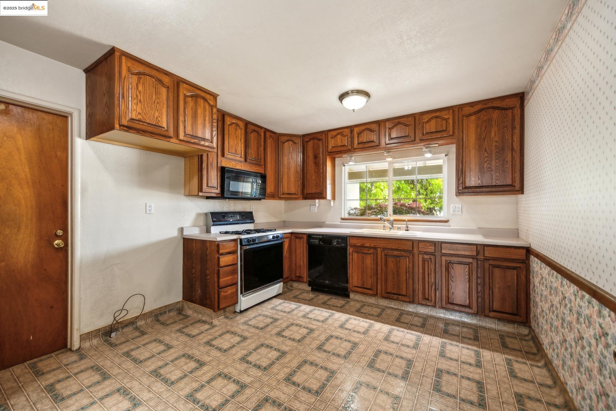 Detail Gallery Image 14 of 42 For 1608 Lanier Ave, San Leandro,  CA 94579 - 3 Beds | 2 Baths