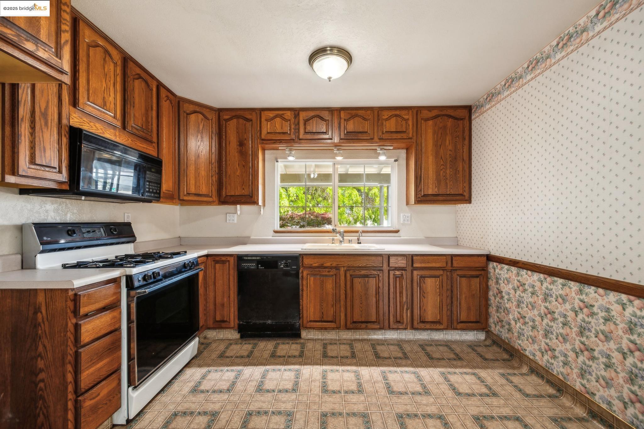 Detail Gallery Image 15 of 42 For 1608 Lanier Ave, San Leandro,  CA 94579 - 3 Beds | 2 Baths