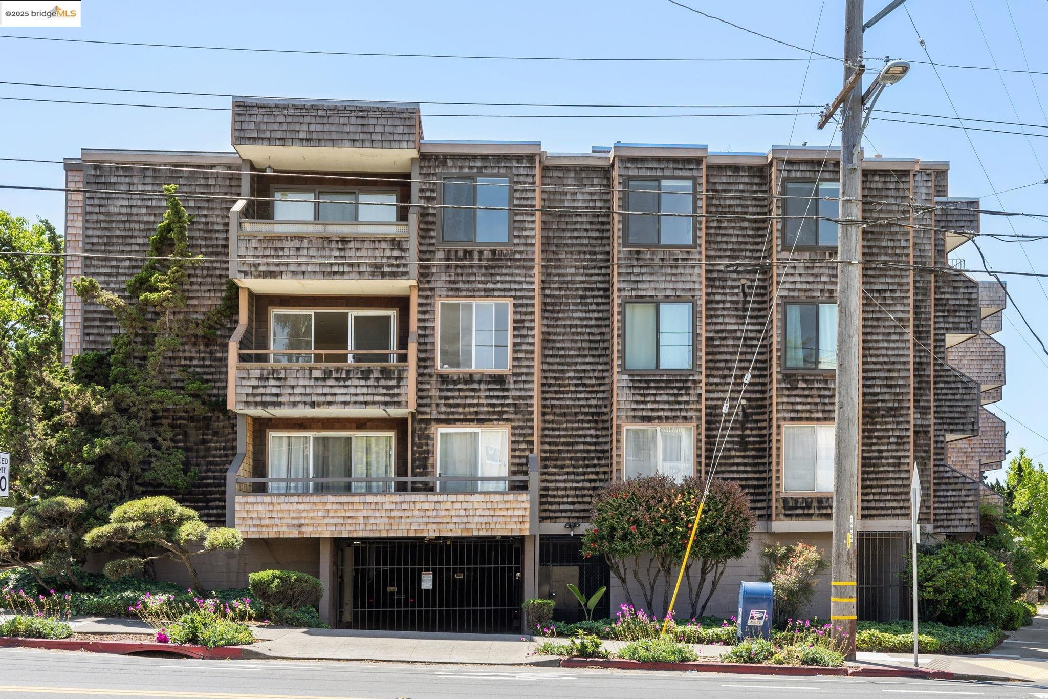 Detail Gallery Image 1 of 1 For 696 Athol Ave #202,  Oakland,  CA 94610 - 1 Beds | 1 Baths