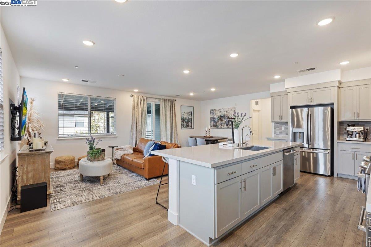 Detail Gallery Image 1 of 1 For 405 Line Steet, Hayward,  CA 94544 - 2 Beds | 2 Baths