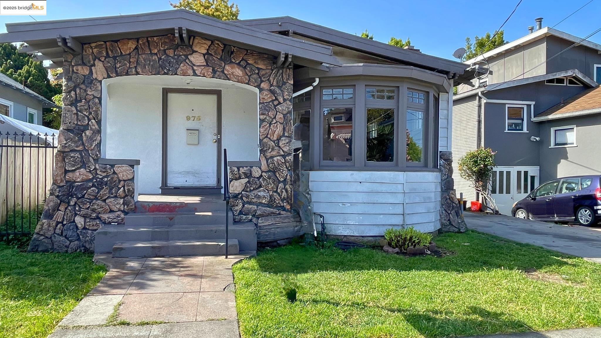 Detail Gallery Image 1 of 15 For 975 55th St, Oakland,  CA 94608 - 4 Beds | 1/1 Baths