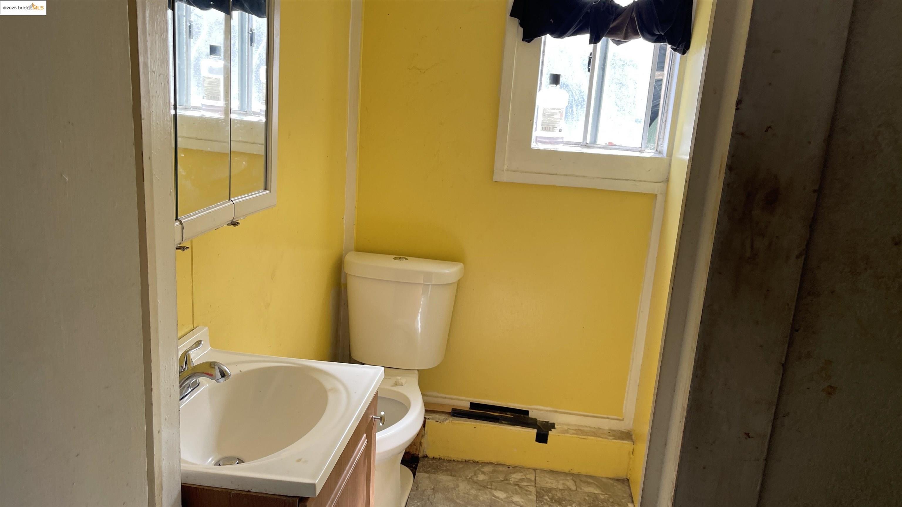 Detail Gallery Image 11 of 15 For 975 55th St, Oakland,  CA 94608 - 4 Beds | 1/1 Baths