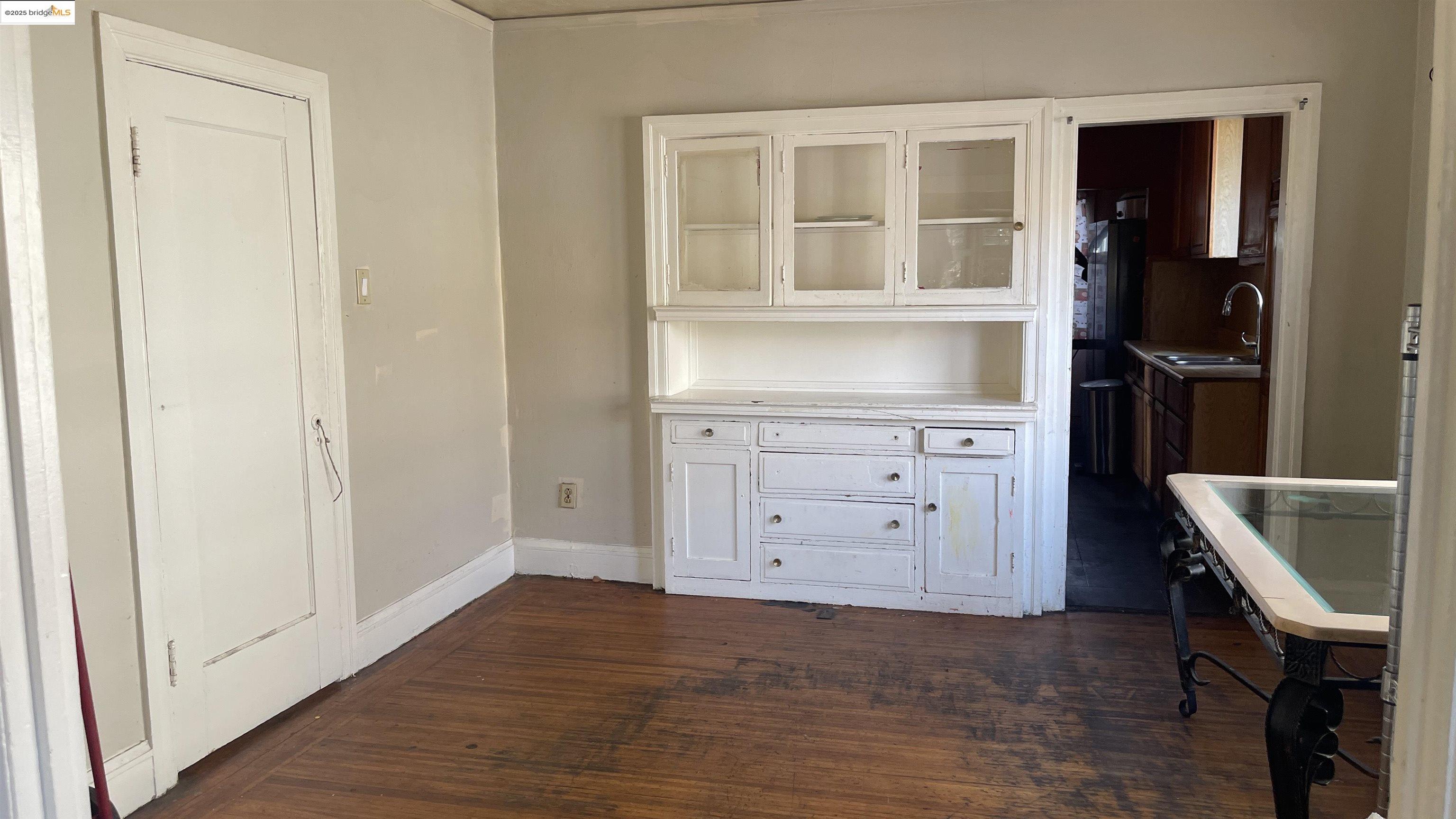 Detail Gallery Image 3 of 15 For 975 55th St, Oakland,  CA 94608 - 4 Beds | 1/1 Baths
