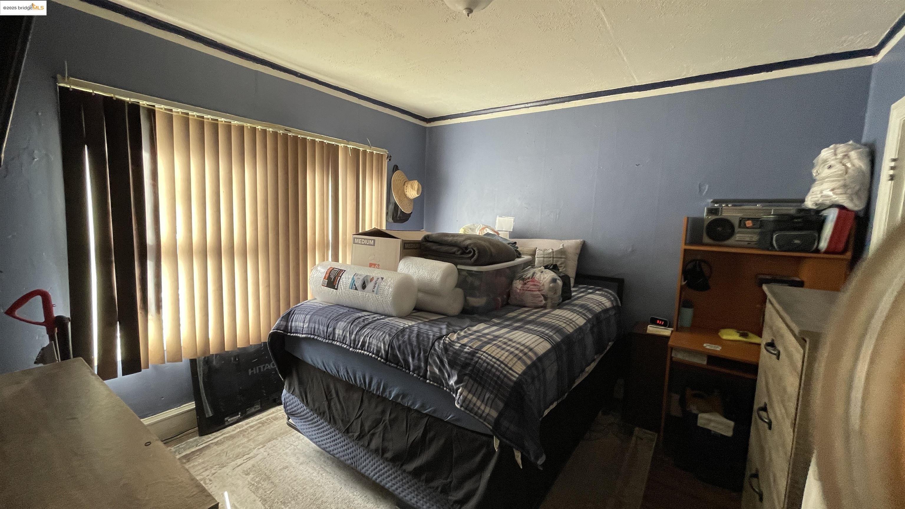 Detail Gallery Image 6 of 15 For 975 55th St, Oakland,  CA 94608 - 4 Beds | 1/1 Baths