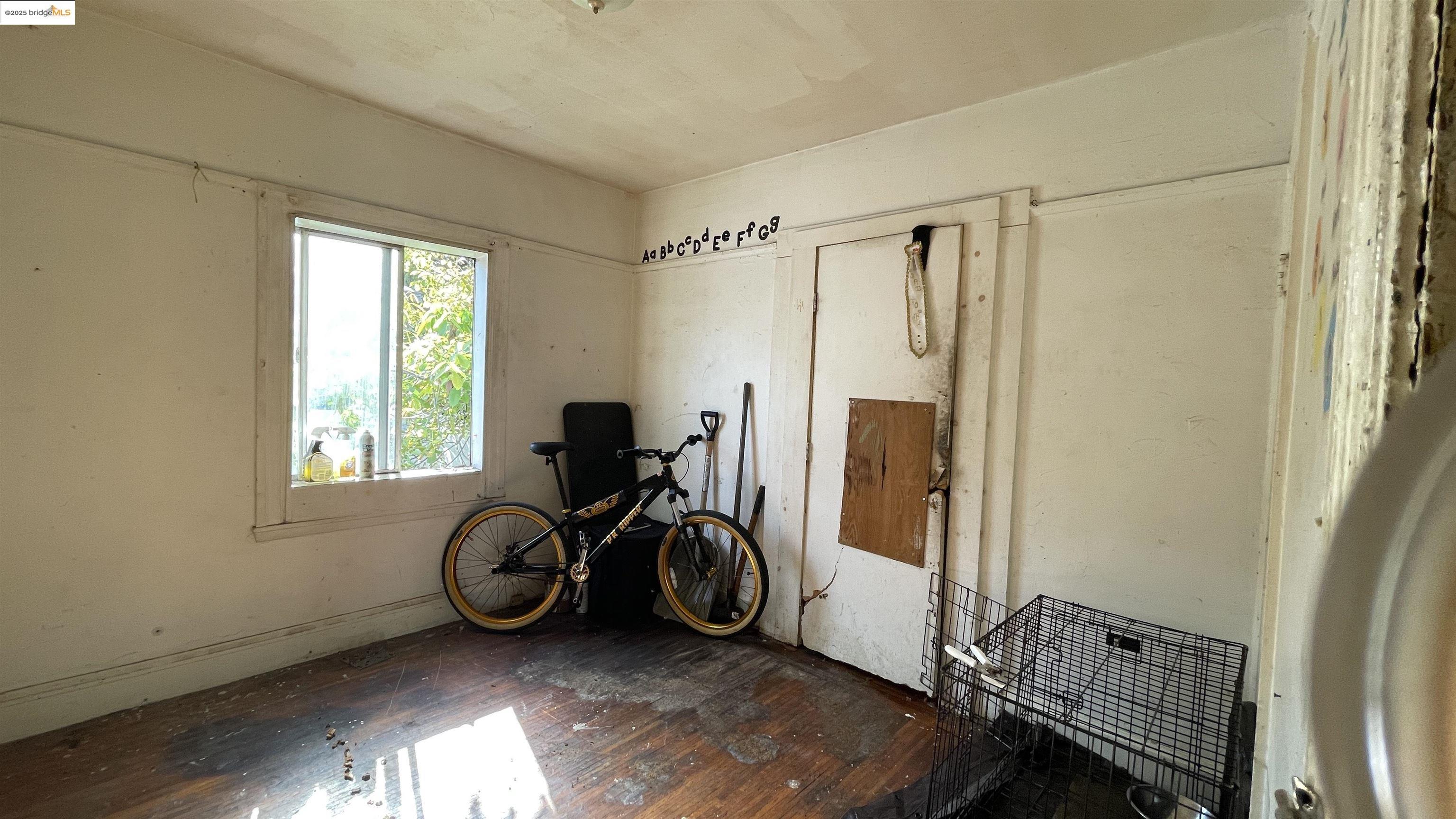 Detail Gallery Image 8 of 15 For 975 55th St, Oakland,  CA 94608 - 4 Beds | 1/1 Baths
