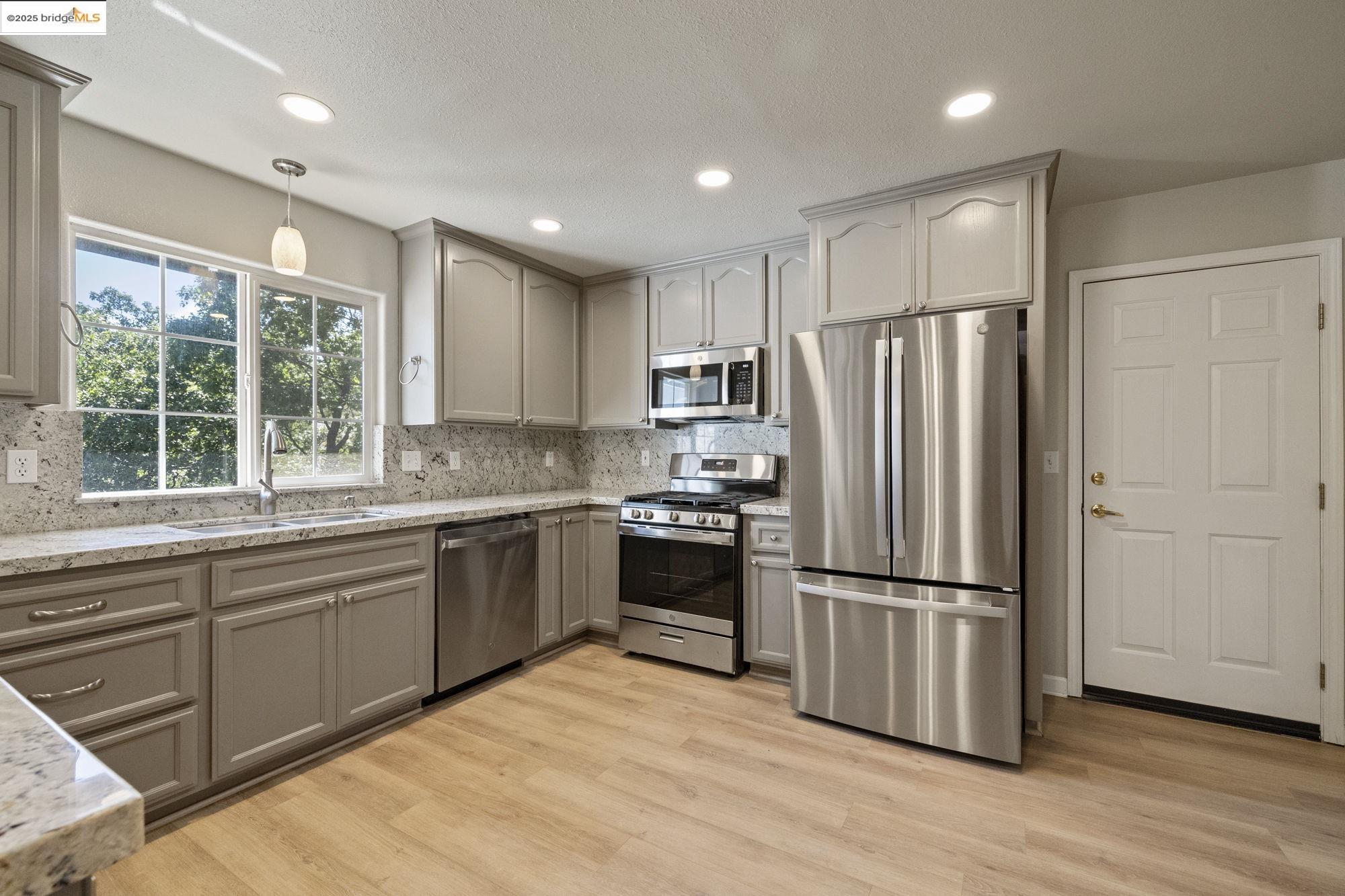 Detail Gallery Image 12 of 38 For 15840 Ridgefield Ct., Sonora,  CA 95370 - 3 Beds | 2 Baths