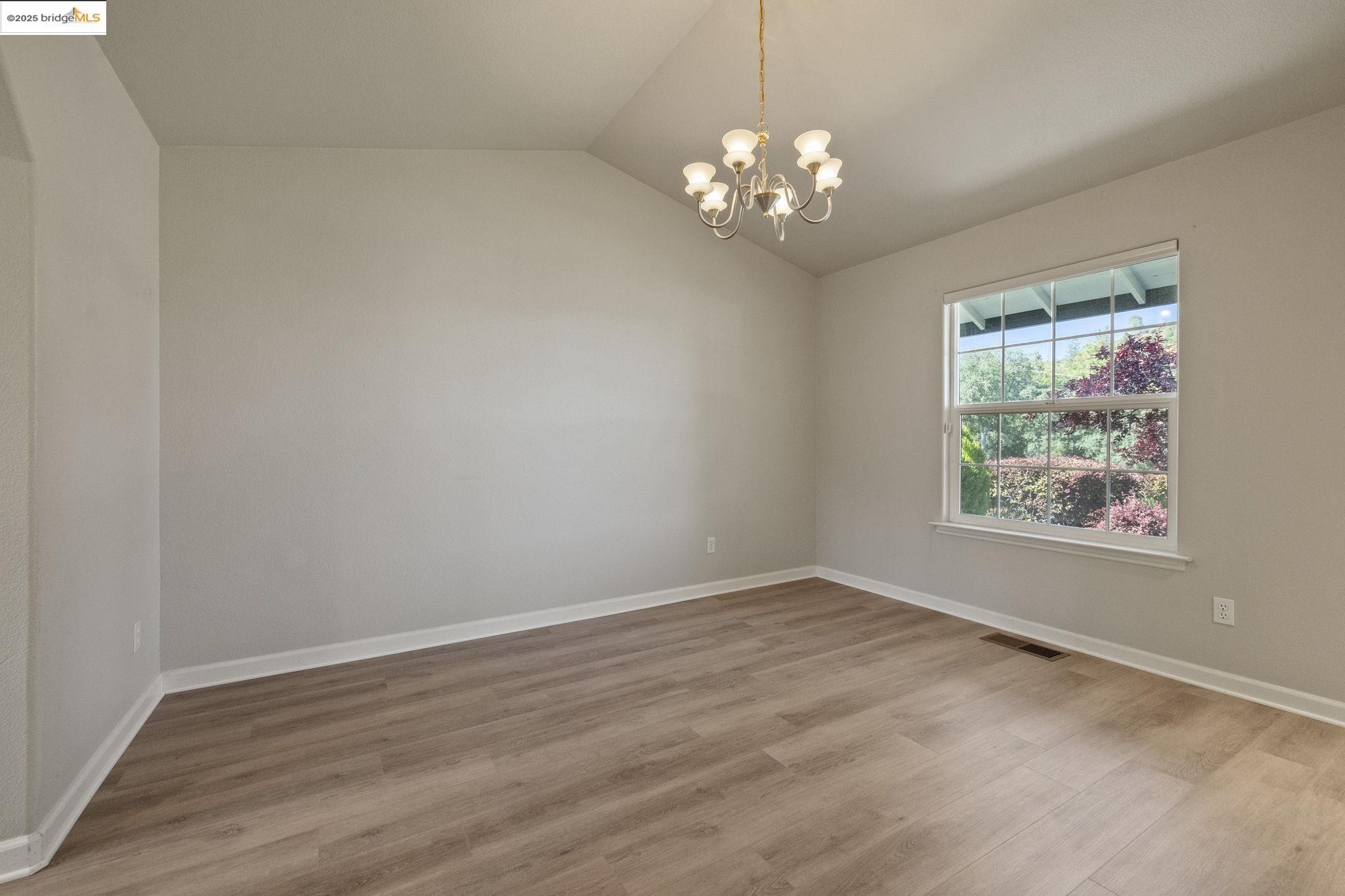 Detail Gallery Image 8 of 38 For 15840 Ridgefield Ct., Sonora,  CA 95370 - 3 Beds | 2 Baths