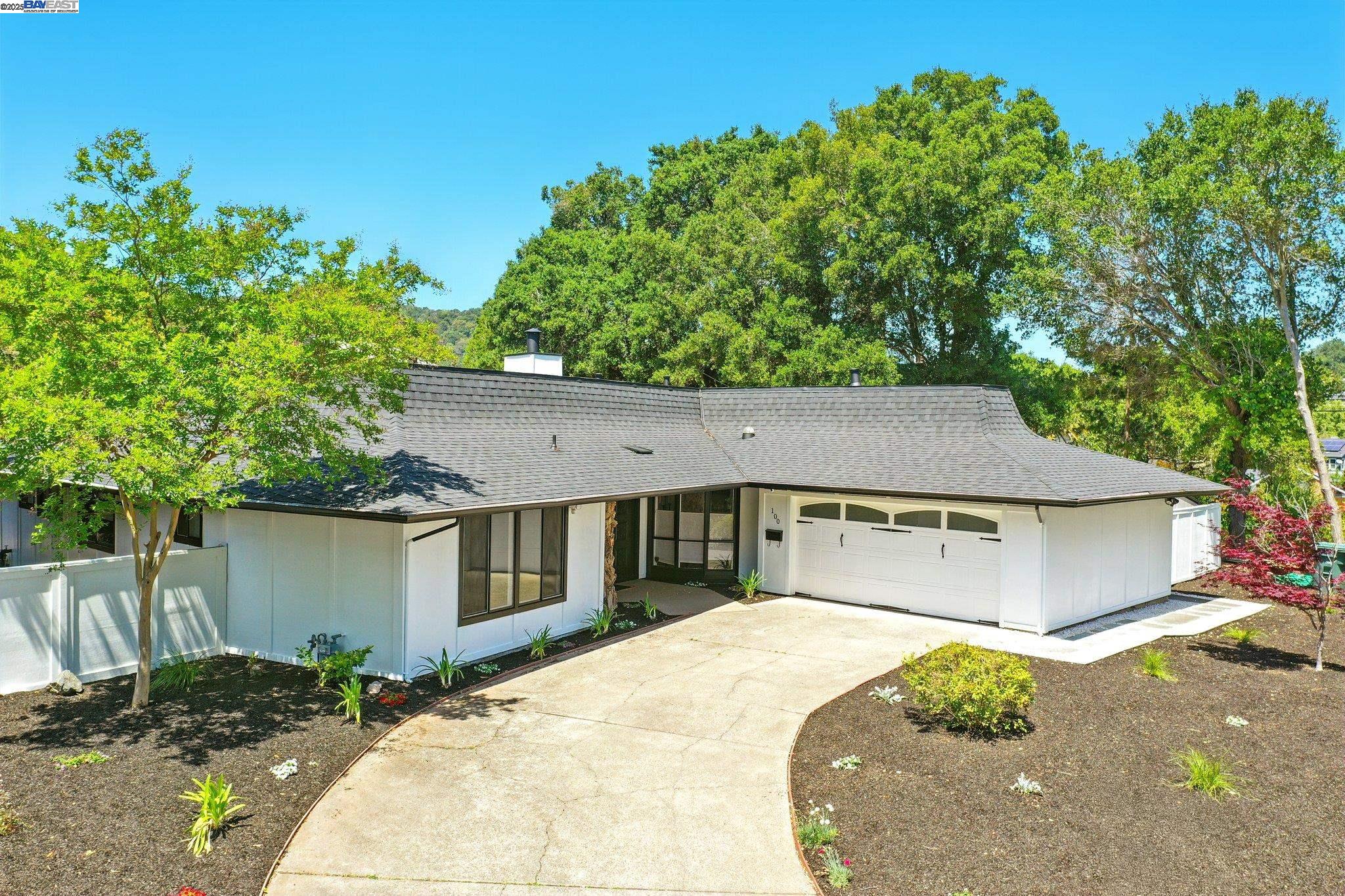 Detail Gallery Image 1 of 57 For 100 Country Club Dr, Novato,  CA 94949 - 3 Beds | 2/1 Baths