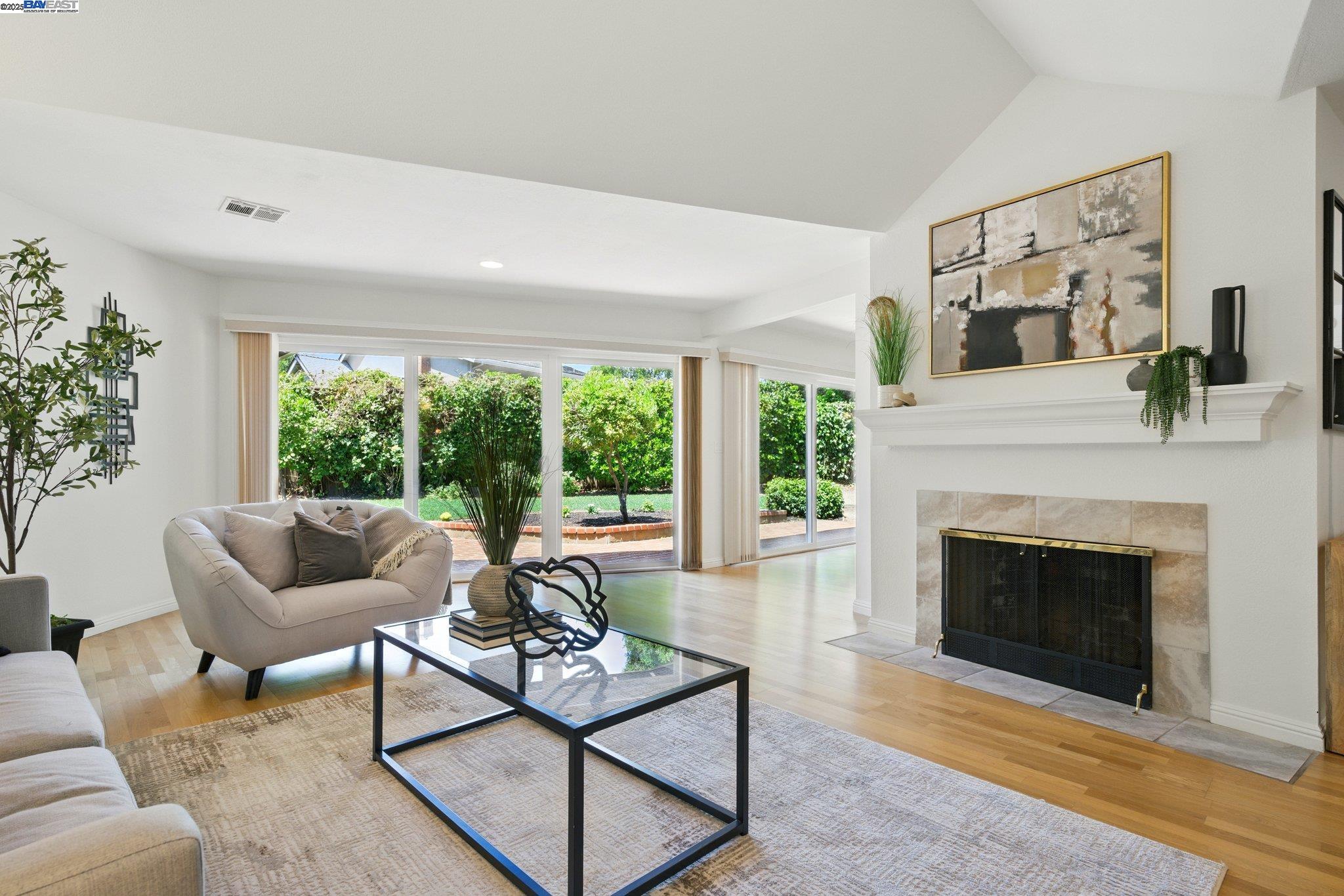 Detail Gallery Image 13 of 57 For 100 Country Club Dr, Novato,  CA 94949 - 3 Beds | 2/1 Baths