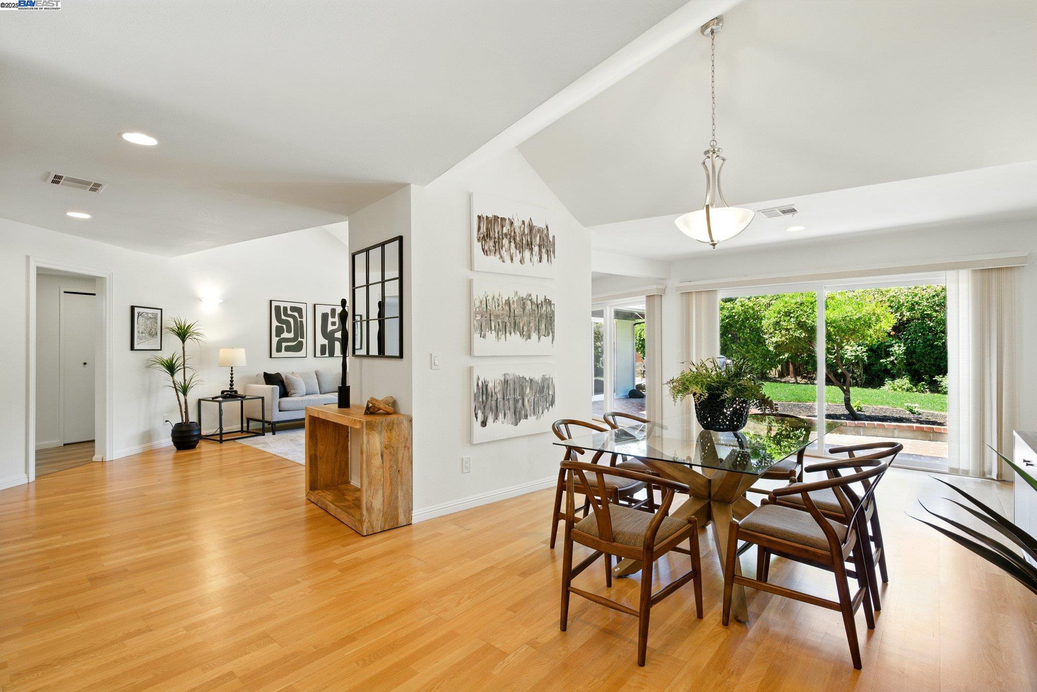 Detail Gallery Image 17 of 57 For 100 Country Club Dr, Novato,  CA 94949 - 3 Beds | 2/1 Baths