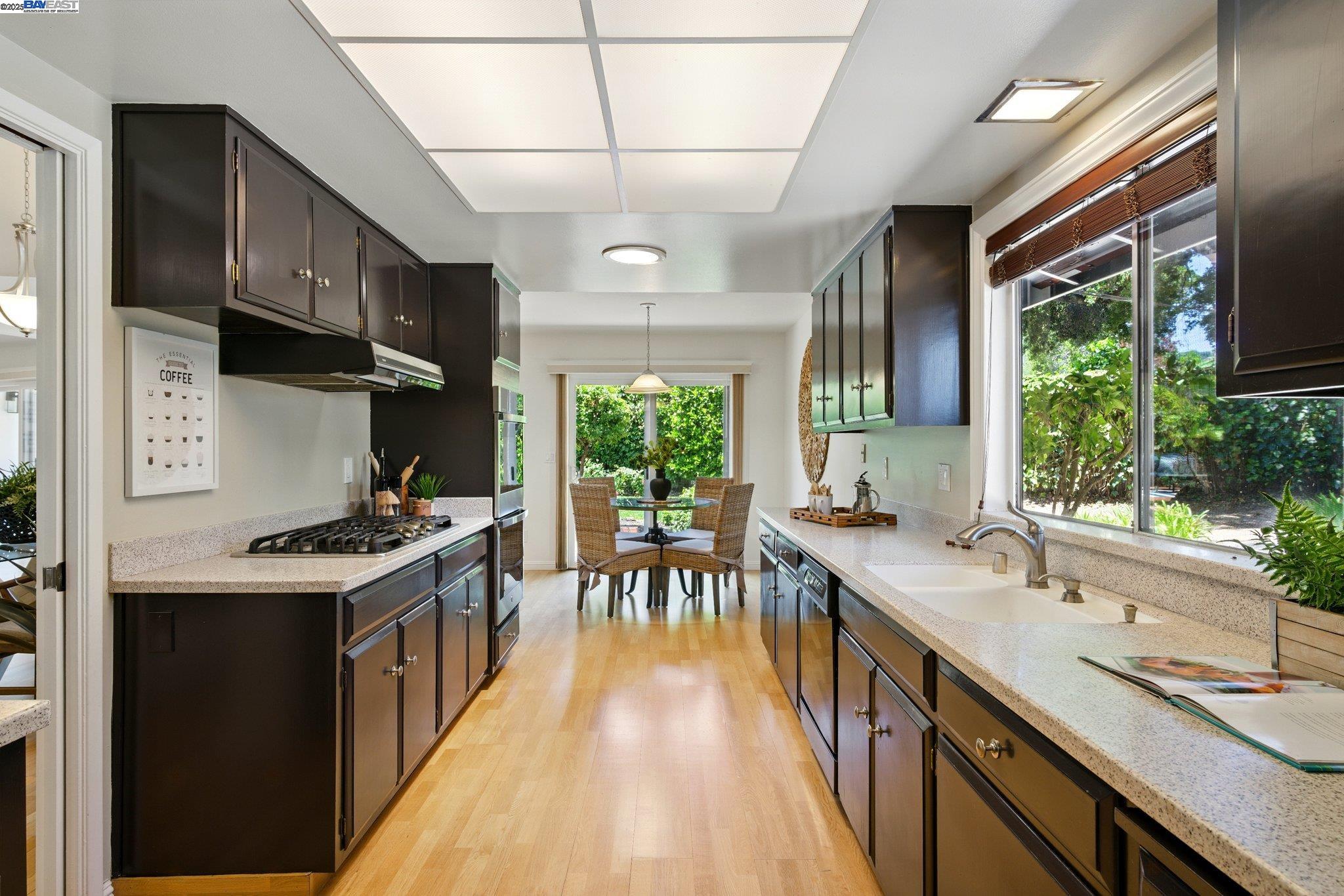 Detail Gallery Image 24 of 57 For 100 Country Club Dr, Novato,  CA 94949 - 3 Beds | 2/1 Baths