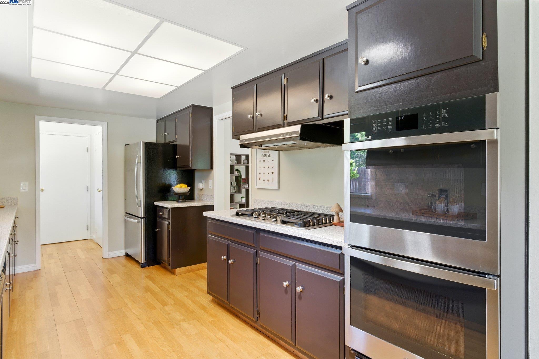 Detail Gallery Image 25 of 57 For 100 Country Club Dr, Novato,  CA 94949 - 3 Beds | 2/1 Baths