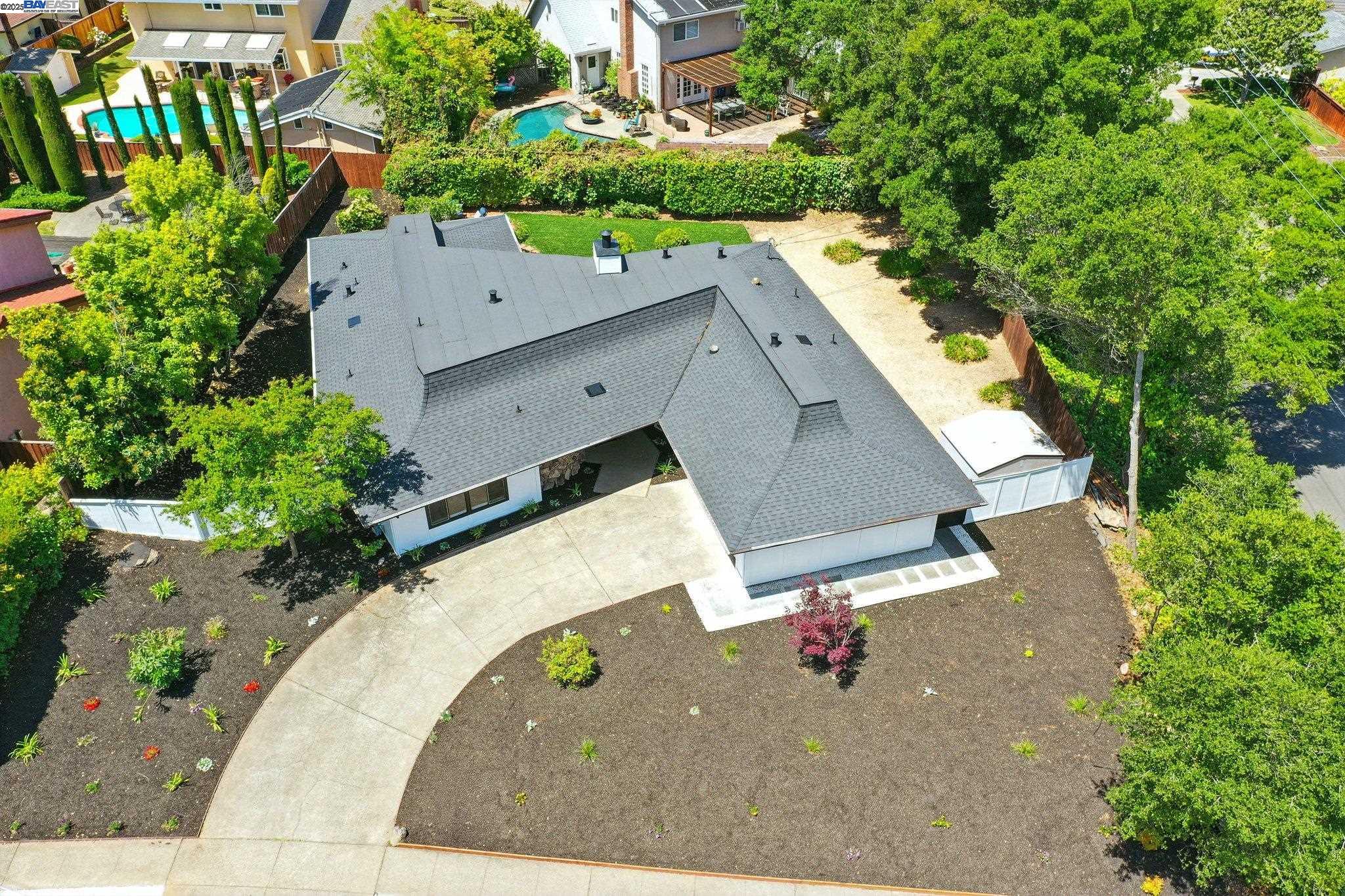 Detail Gallery Image 4 of 57 For 100 Country Club Dr, Novato,  CA 94949 - 3 Beds | 2/1 Baths