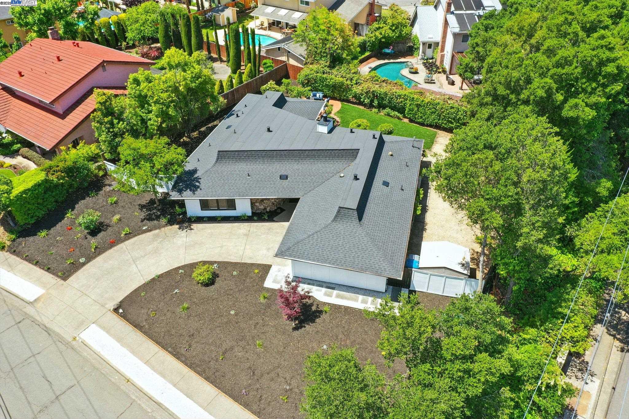 Detail Gallery Image 5 of 57 For 100 Country Club Dr, Novato,  CA 94949 - 3 Beds | 2/1 Baths