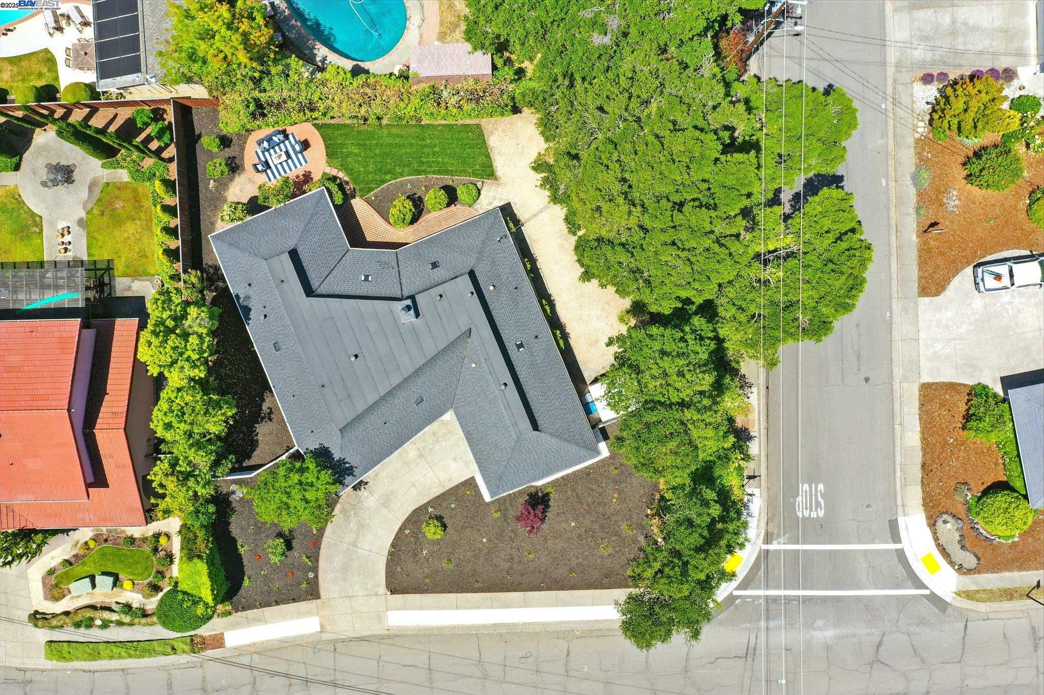Detail Gallery Image 6 of 57 For 100 Country Club Dr, Novato,  CA 94949 - 3 Beds | 2/1 Baths