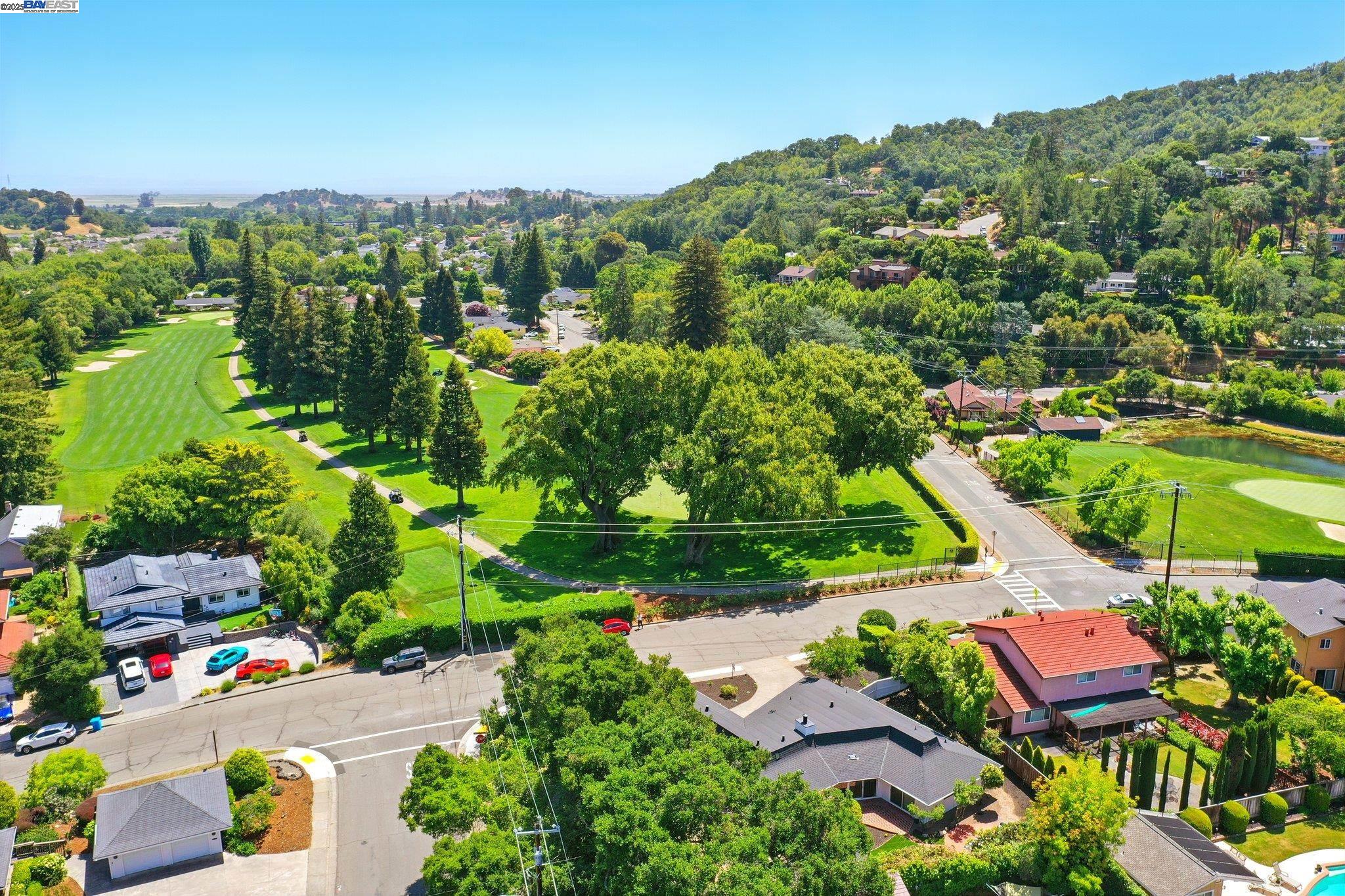 Detail Gallery Image 8 of 57 For 100 Country Club Dr, Novato,  CA 94949 - 3 Beds | 2/1 Baths