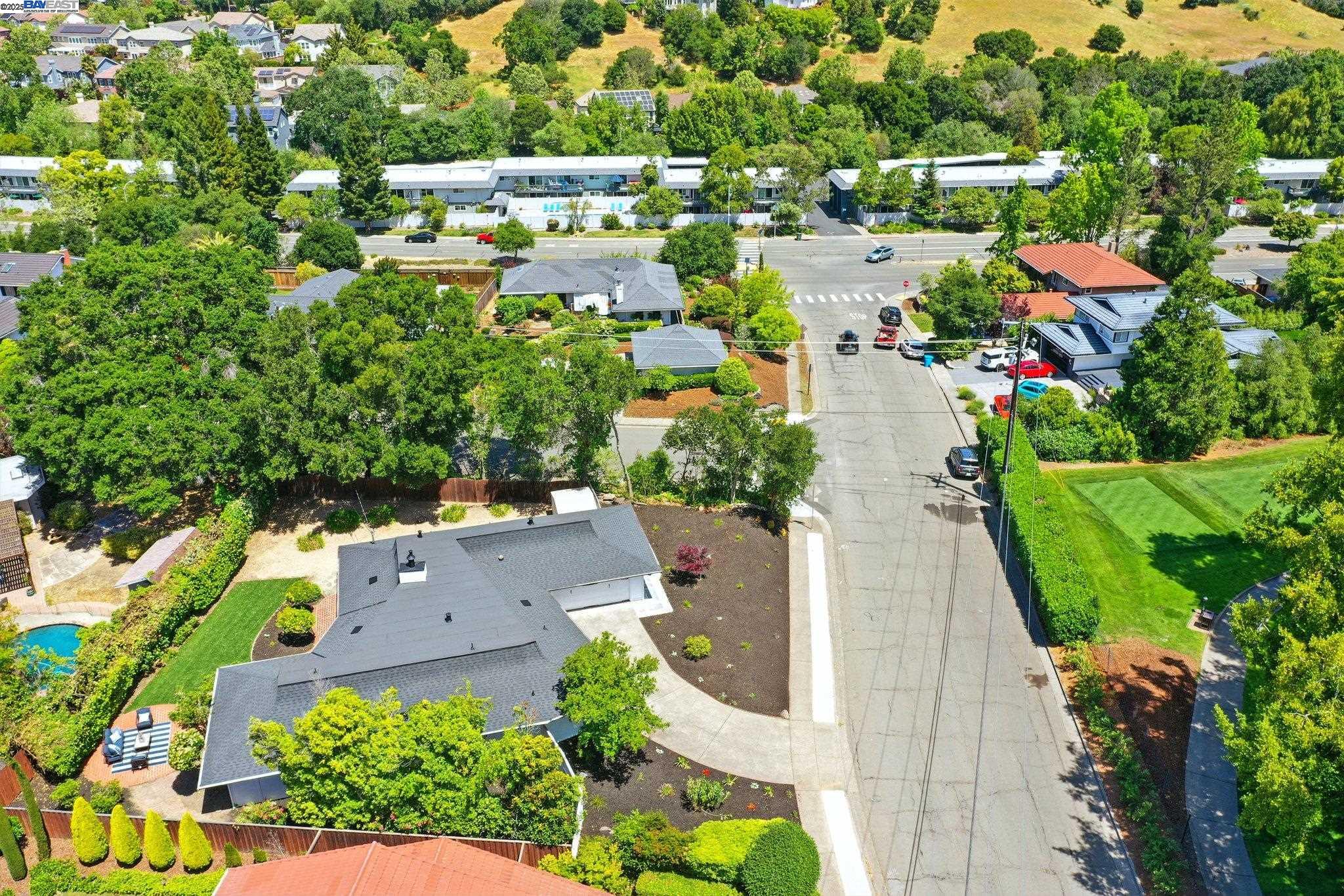 Detail Gallery Image 10 of 57 For 100 Country Club Dr, Novato,  CA 94949 - 3 Beds | 2/1 Baths