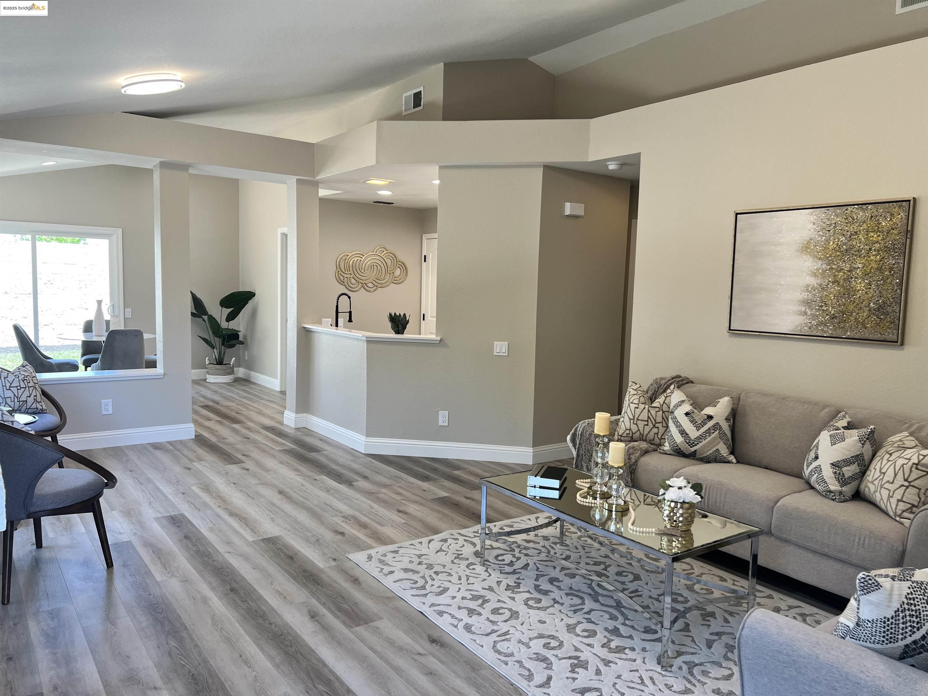 Detail Gallery Image 3 of 27 For 520 Mockingbird Ln, Oakley,  CA 94561 - 3 Beds | 2 Baths
