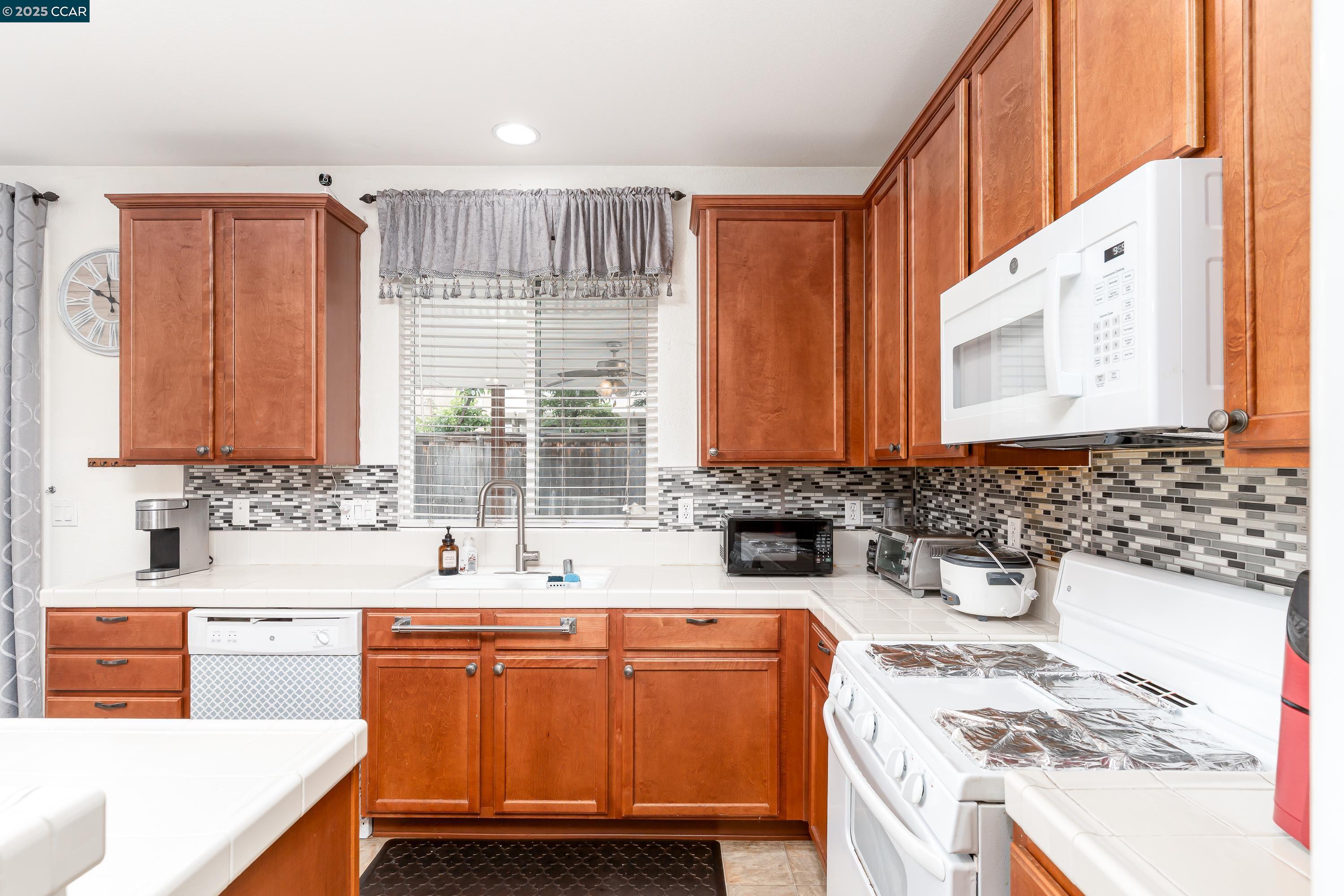 Detail Gallery Image 16 of 42 For 16306 Pony Express Way, Lathrop,  CA 95330 - 3 Beds | 2 Baths
