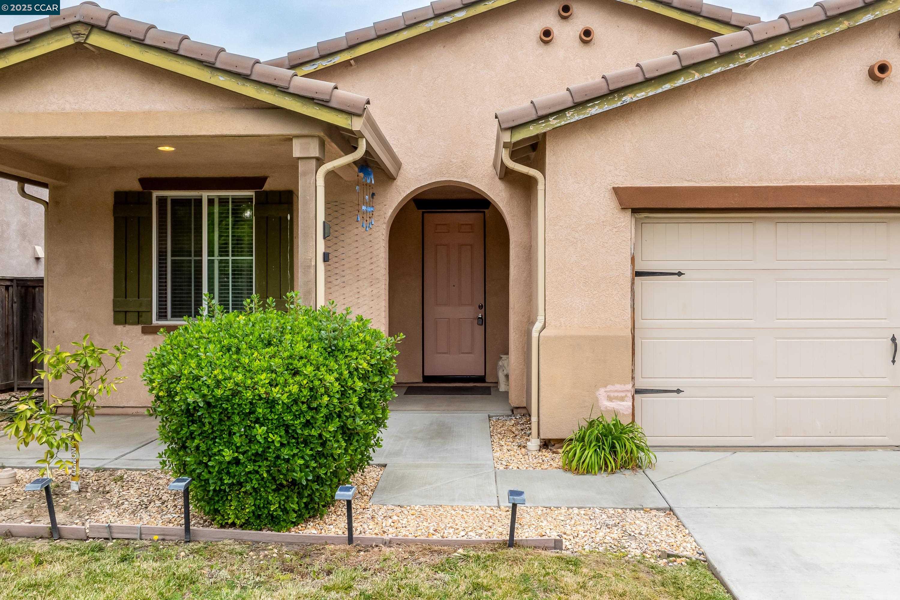 Detail Gallery Image 4 of 42 For 16306 Pony Express Way, Lathrop,  CA 95330 - 3 Beds | 2 Baths