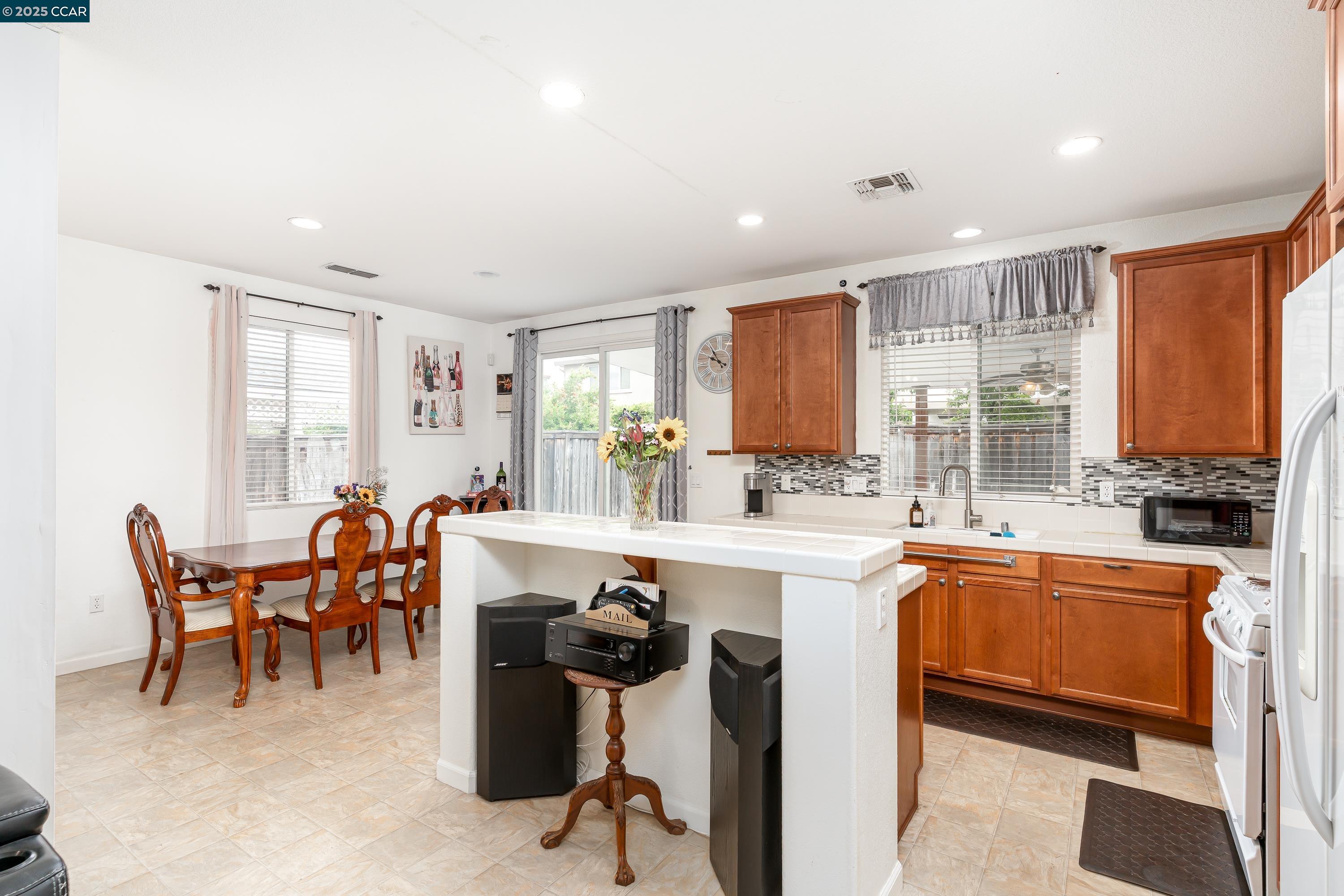 Detail Gallery Image 10 of 42 For 16306 Pony Express Way, Lathrop,  CA 95330 - 3 Beds | 2 Baths