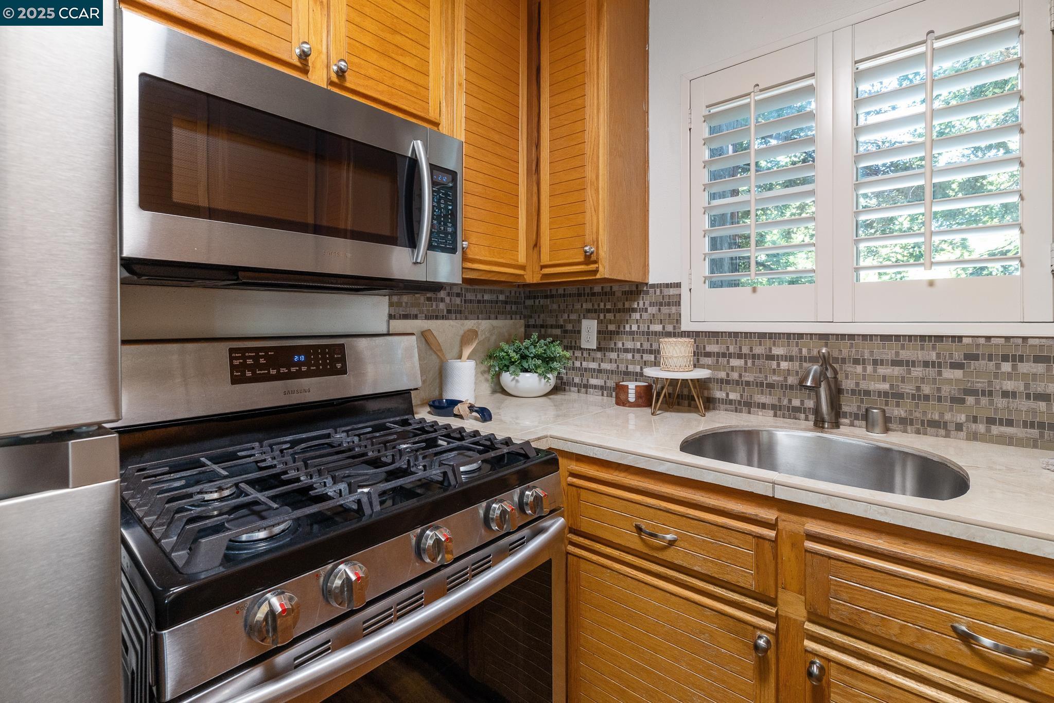 Detail Gallery Image 8 of 26 For 4540 Melody Dr #C,  Concord,  CA 94521 - 2 Beds | 2 Baths